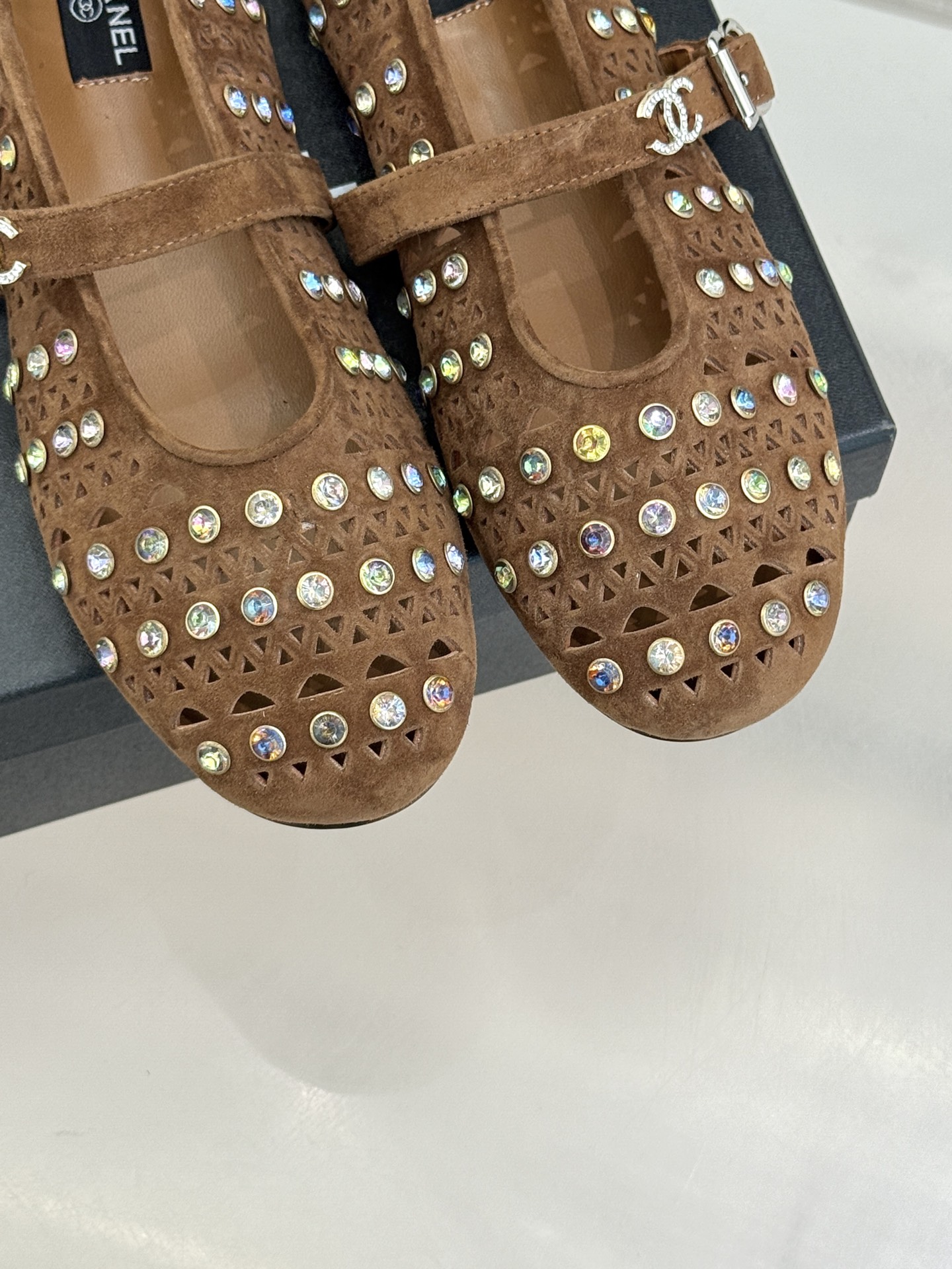 CHANE*｜小香经典水钻双C镂空玛平底丽珍鞋当小香的匠心邂逅玛丽珍鞋的经典轮廓便诞生了这双兼具优雅与个