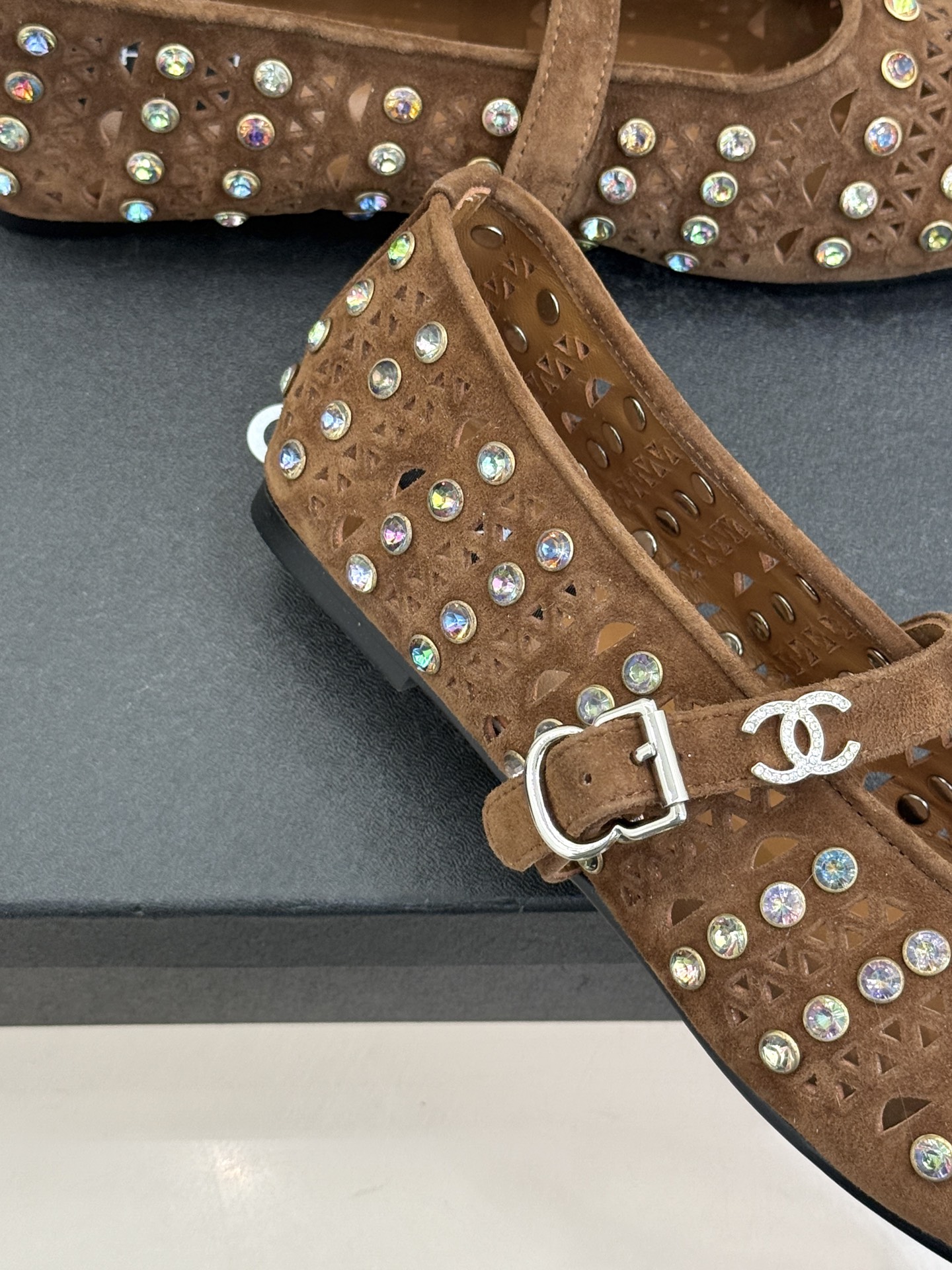 CHANE*｜小香经典水钻双C镂空玛平底丽珍鞋当小香的匠心邂逅玛丽珍鞋的经典轮廓便诞生了这双兼具优雅与个