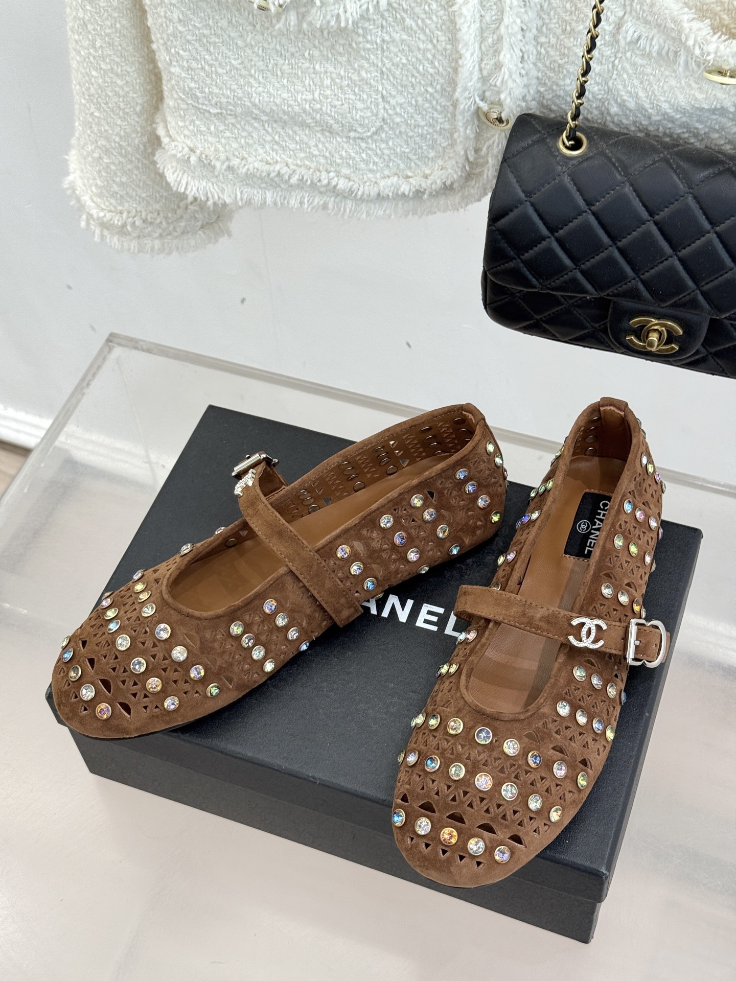 CHANE*｜小香经典水钻双C镂空玛平底丽珍鞋当小香的匠心邂逅玛丽珍鞋的经典轮廓便诞生了这双兼具优雅与个