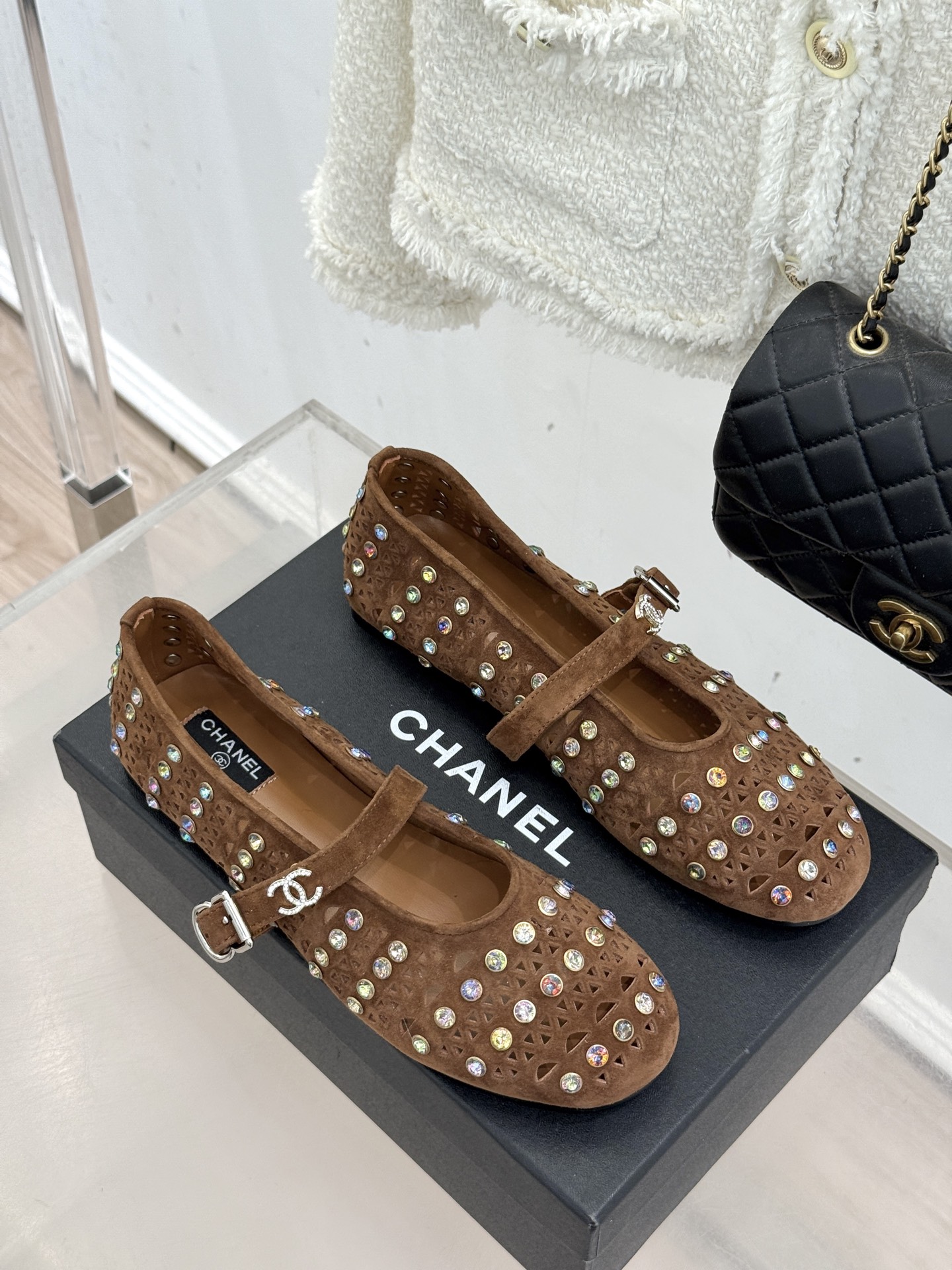 CHANE*｜小香经典水钻双C镂空玛平底丽珍鞋当小香的匠心邂逅玛丽珍鞋的经典轮廓便诞生了这双兼具优雅与个