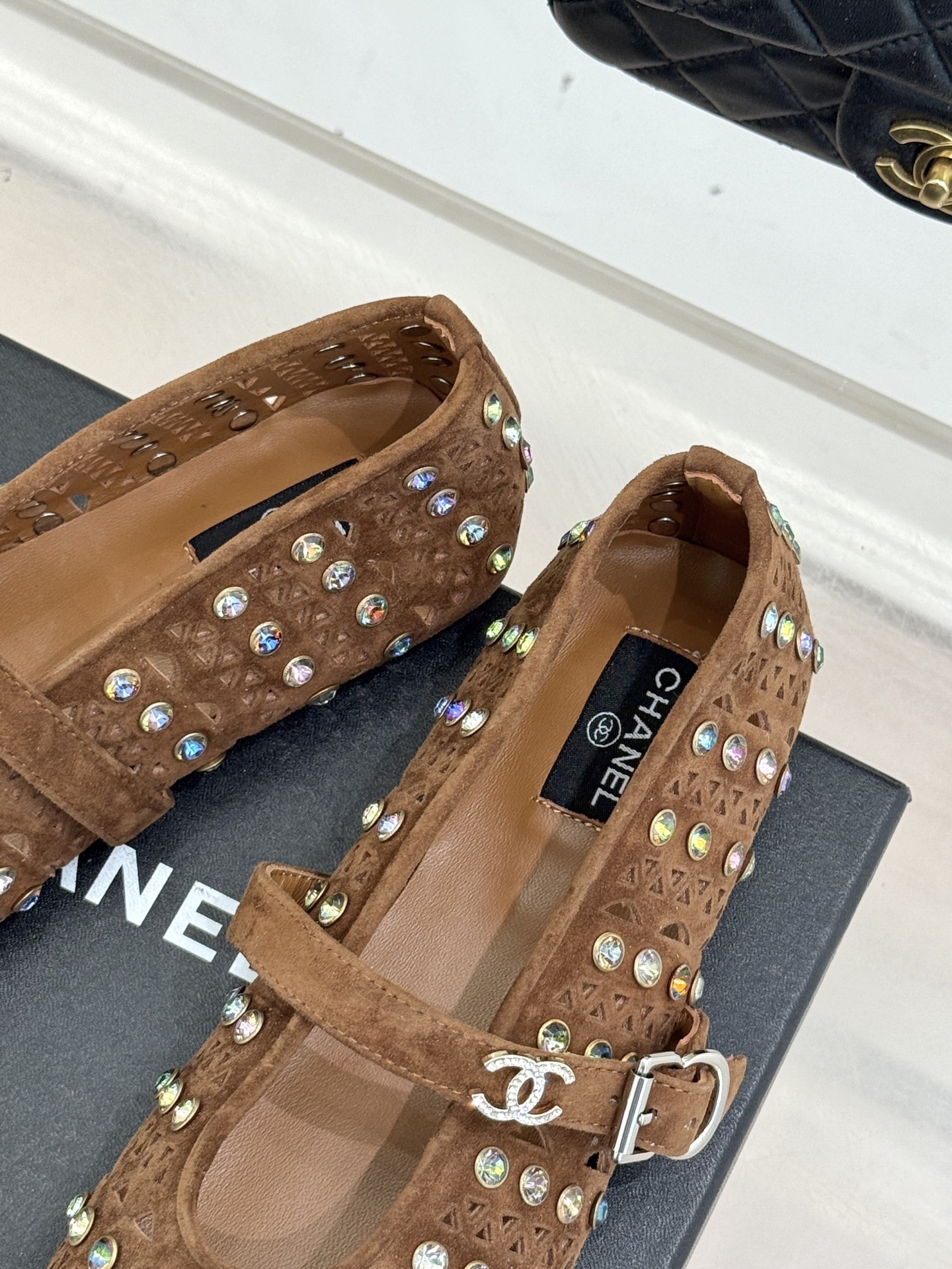 CHANE*｜小香经典水钻双C镂空玛平底丽珍鞋当小香的匠心邂逅玛丽珍鞋的经典轮廓便诞生了这双兼具优雅与个