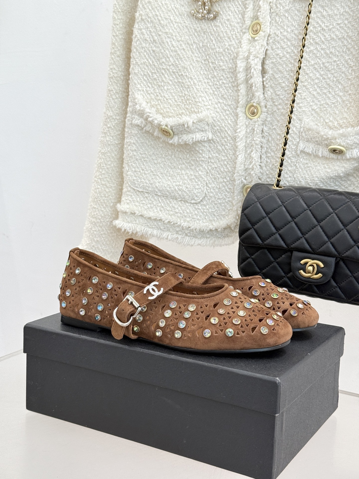 CHANE*｜小香经典水钻双C镂空玛平底丽珍鞋当小香的匠心邂逅玛丽珍鞋的经典轮廓便诞生了这双兼具优雅与个