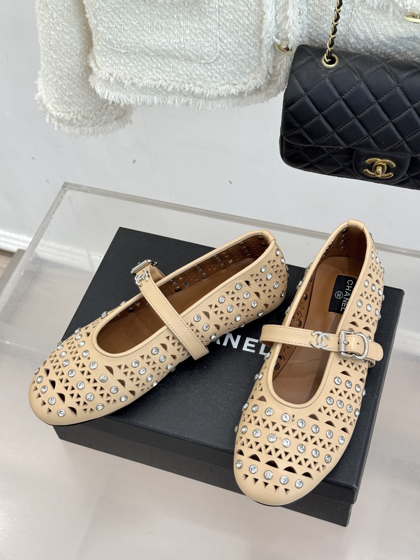 CHANE*｜小香经典水钻双C镂空玛平底丽珍鞋当小香的匠心邂逅玛丽珍鞋的经典轮廓便诞生了这双兼具优雅与个