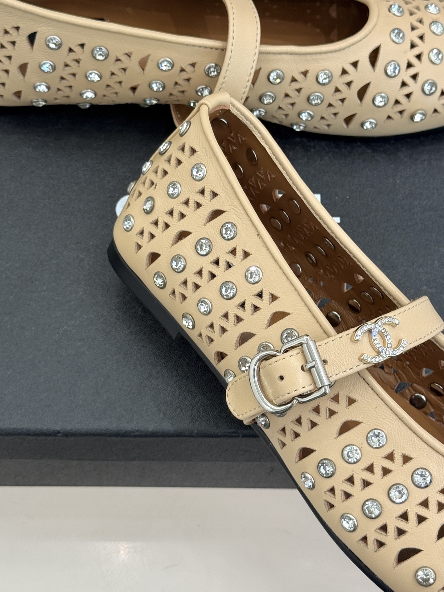 CHANE*｜小香经典水钻双C镂空玛平底丽珍鞋当小香的匠心邂逅玛丽珍鞋的经典轮廓便诞生了这双兼具优雅与个