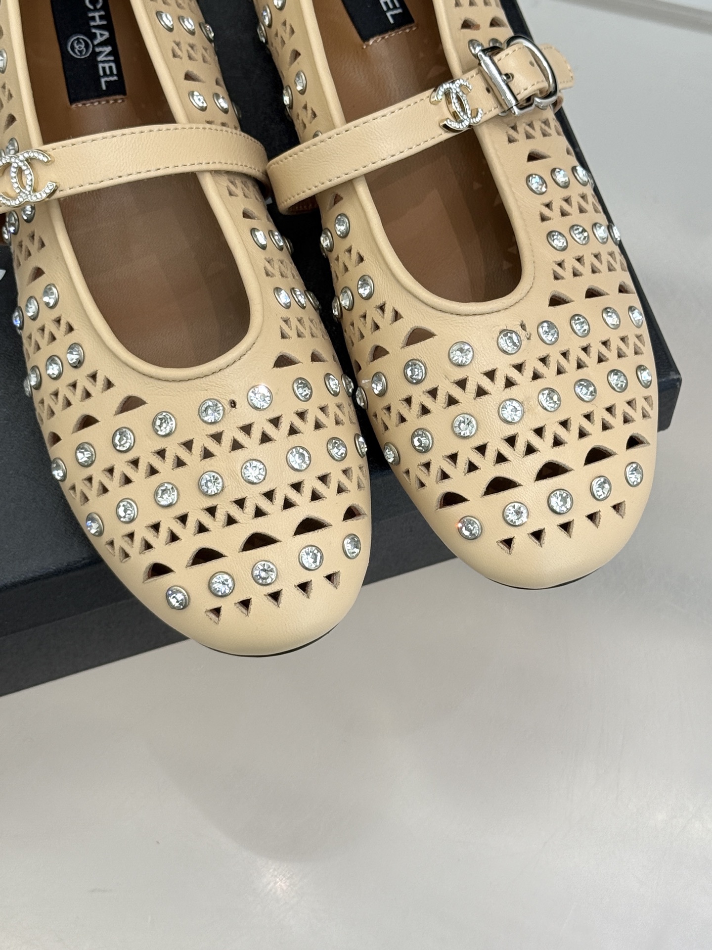 CHANE*｜小香经典水钻双C镂空玛平底丽珍鞋当小香的匠心邂逅玛丽珍鞋的经典轮廓便诞生了这双兼具优雅与个