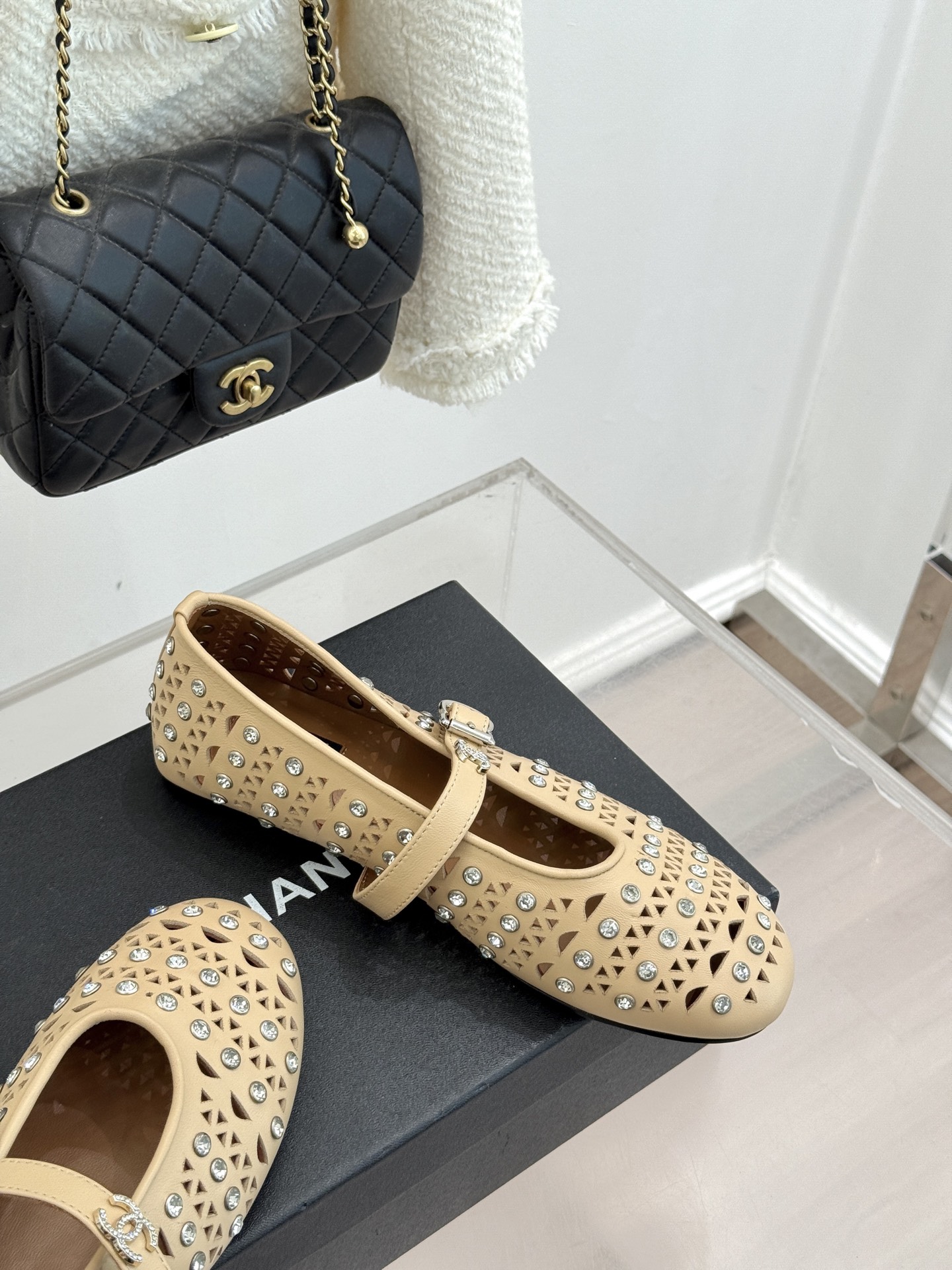 CHANE*｜小香经典水钻双C镂空玛平底丽珍鞋当小香的匠心邂逅玛丽珍鞋的经典轮廓便诞生了这双兼具优雅与个