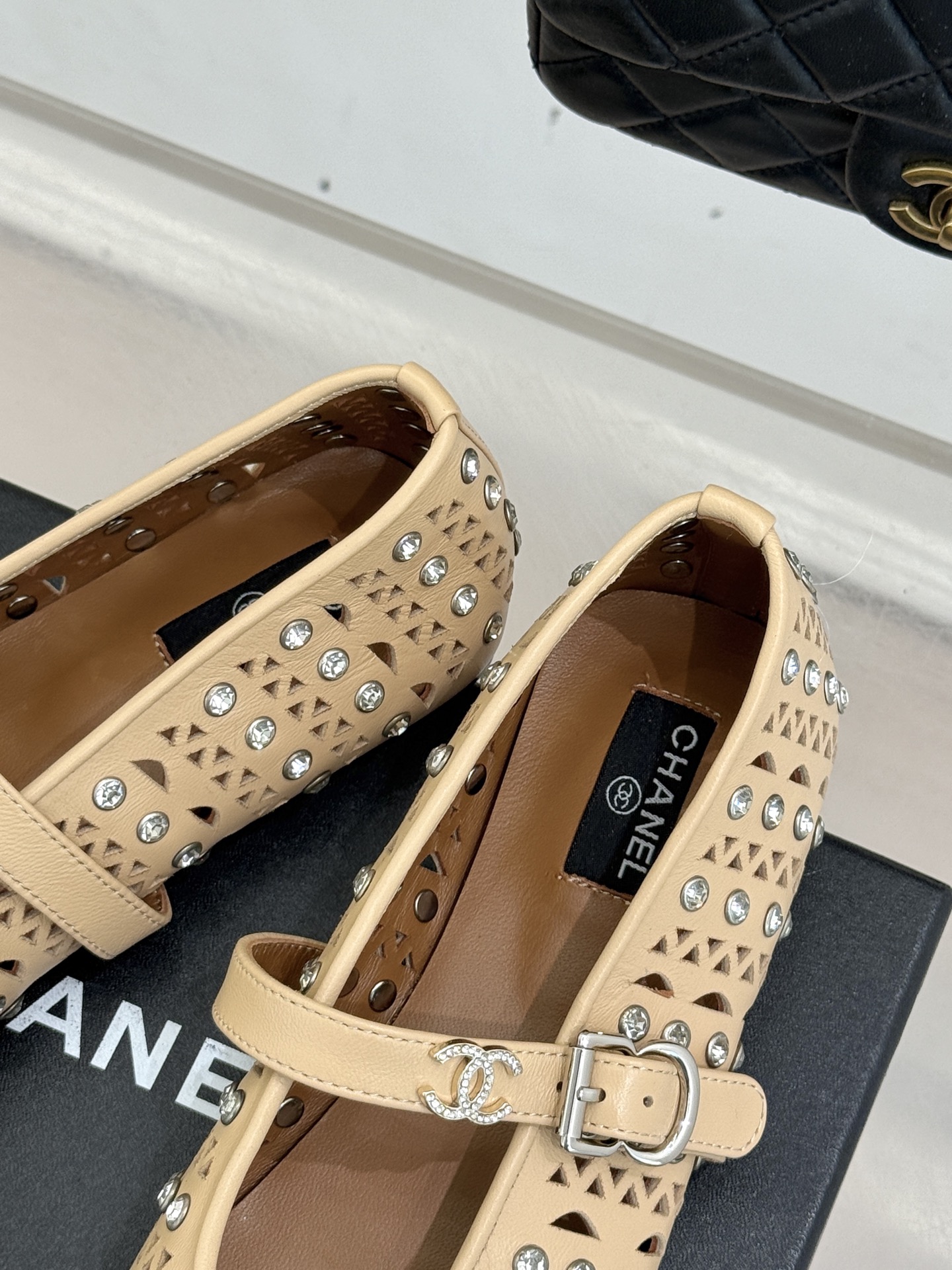 CHANE*｜小香经典水钻双C镂空玛平底丽珍鞋当小香的匠心邂逅玛丽珍鞋的经典轮廓便诞生了这双兼具优雅与个