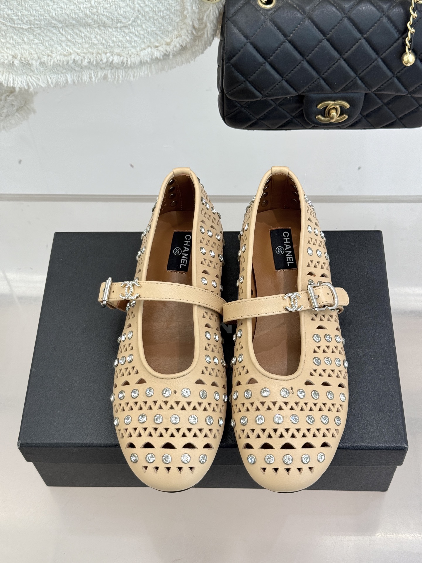 CHANE*｜小香经典水钻双C镂空玛平底丽珍鞋当小香的匠心邂逅玛丽珍鞋的经典轮廓便诞生了这双兼具优雅与个