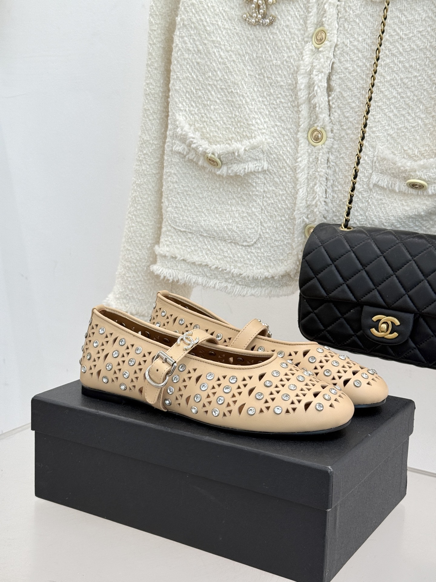 CHANE*｜小香经典水钻双C镂空玛平底丽珍鞋当小香的匠心邂逅玛丽珍鞋的经典轮廓便诞生了这双兼具优雅与个