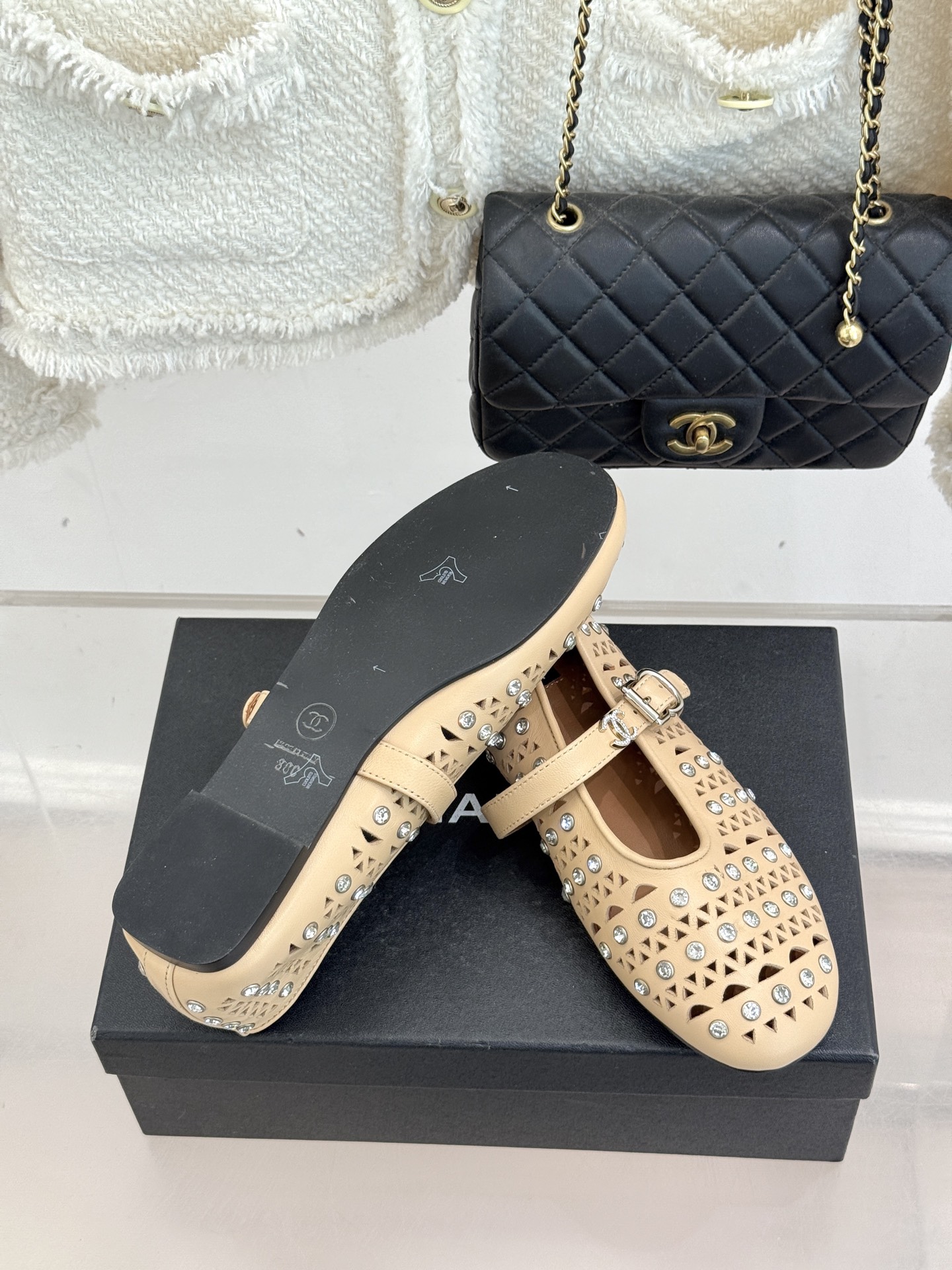 CHANE*｜小香经典水钻双C镂空玛平底丽珍鞋当小香的匠心邂逅玛丽珍鞋的经典轮廓便诞生了这双兼具优雅与个