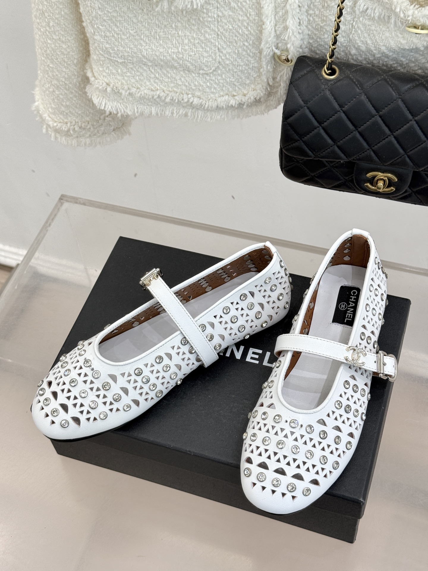 CHANE*｜小香经典水钻双C镂空玛平底丽珍鞋当小香的匠心邂逅玛丽珍鞋的经典轮廓便诞生了这双兼具优雅与个