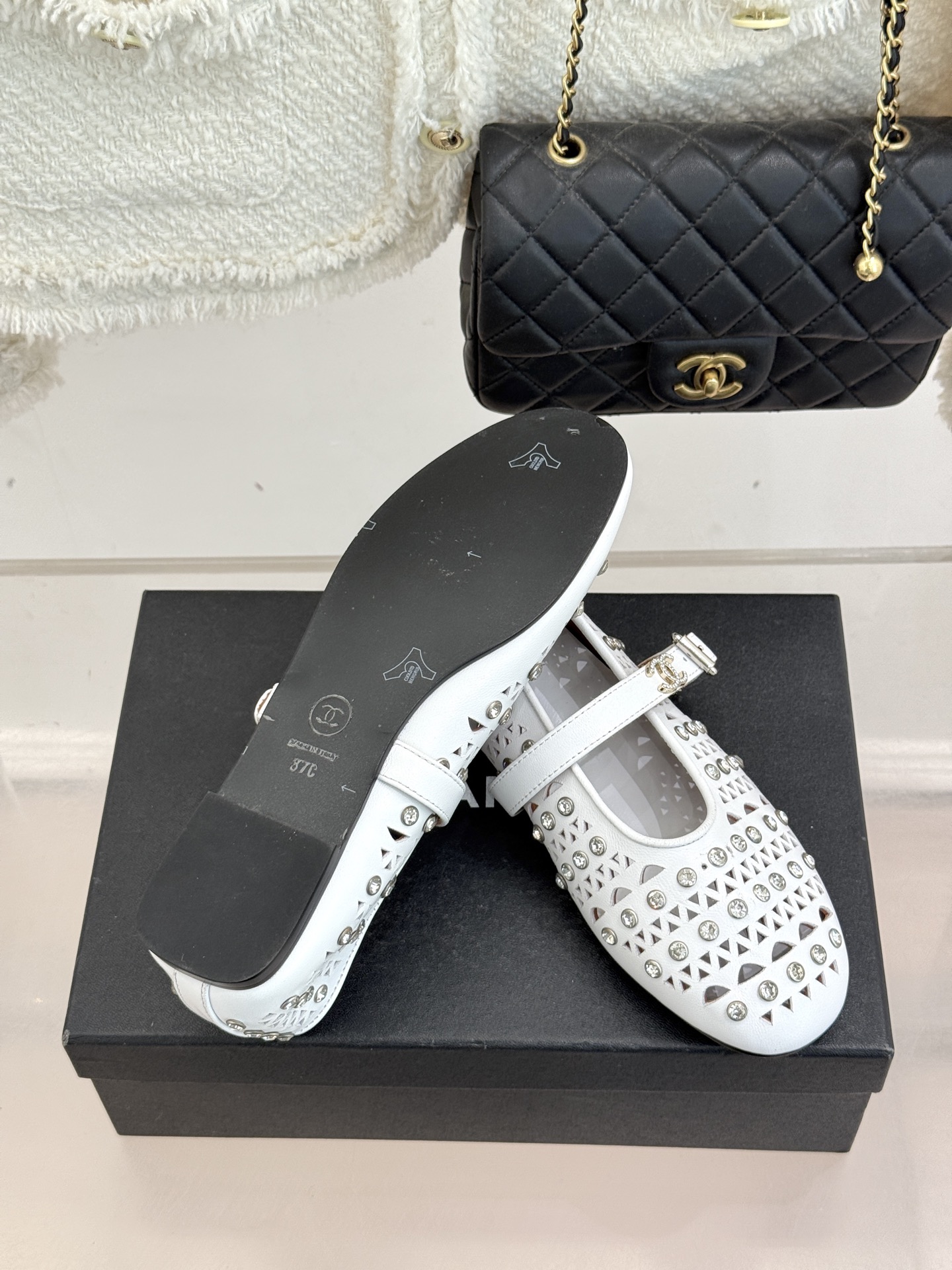 CHANE*｜小香经典水钻双C镂空玛平底丽珍鞋当小香的匠心邂逅玛丽珍鞋的经典轮廓便诞生了这双兼具优雅与个