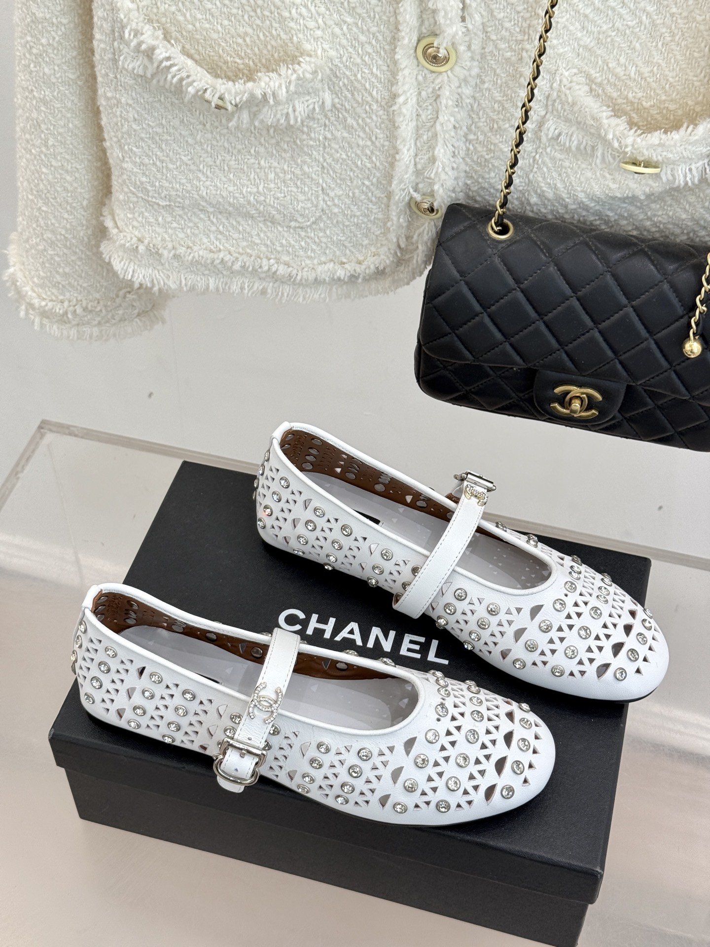 CHANE*｜小香经典水钻双C镂空玛平底丽珍鞋当小香的匠心邂逅玛丽珍鞋的经典轮廓便诞生了这双兼具优雅与个