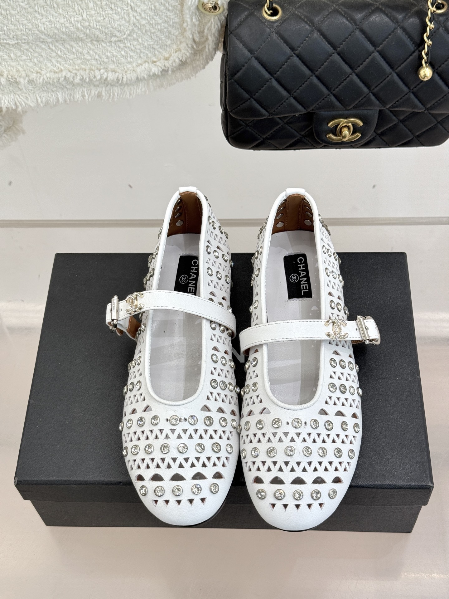 CHANE*｜小香经典水钻双C镂空玛平底丽珍鞋当小香的匠心邂逅玛丽珍鞋的经典轮廓便诞生了这双兼具优雅与个