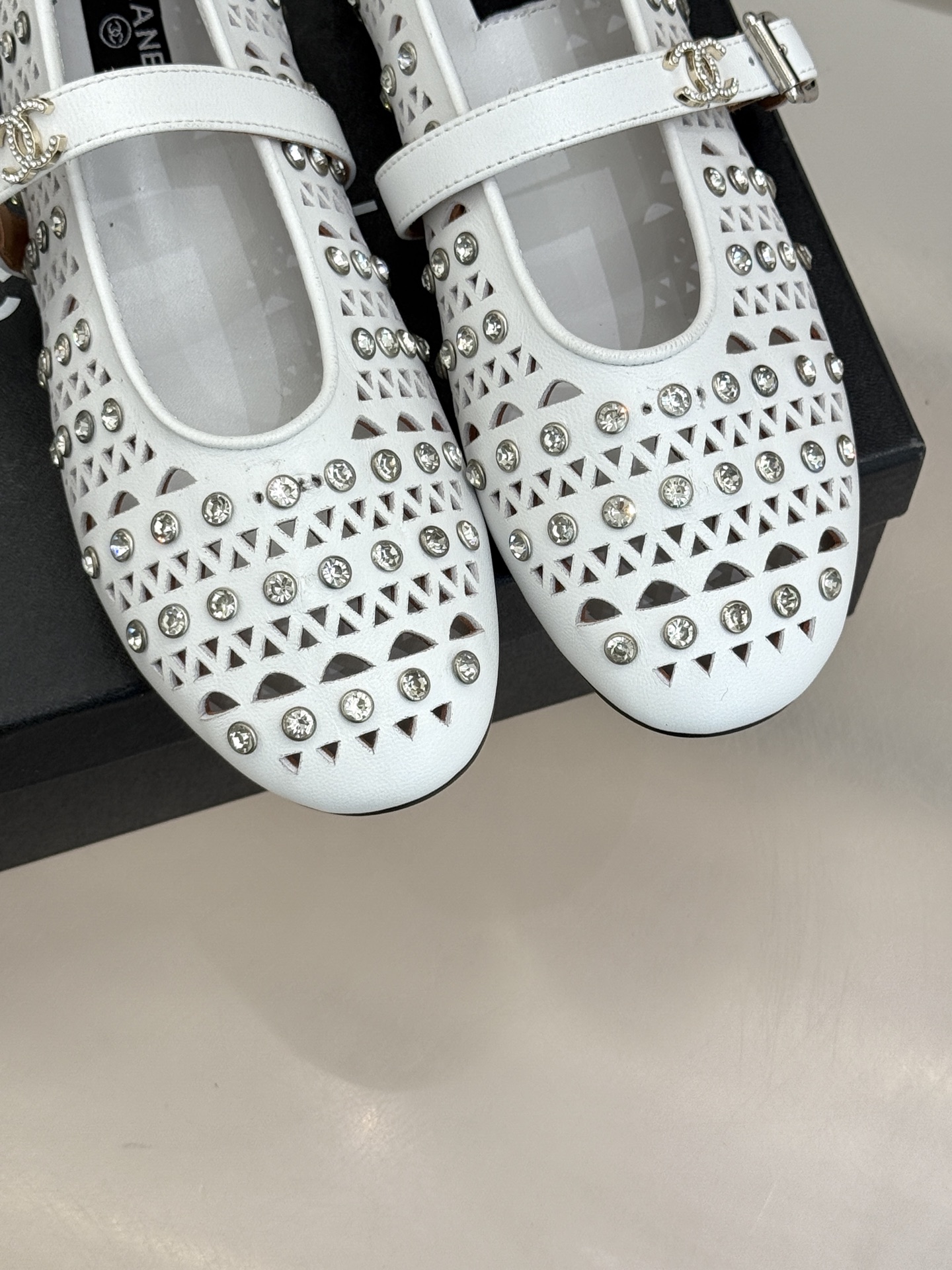 CHANE*｜小香经典水钻双C镂空玛平底丽珍鞋当小香的匠心邂逅玛丽珍鞋的经典轮廓便诞生了这双兼具优雅与个