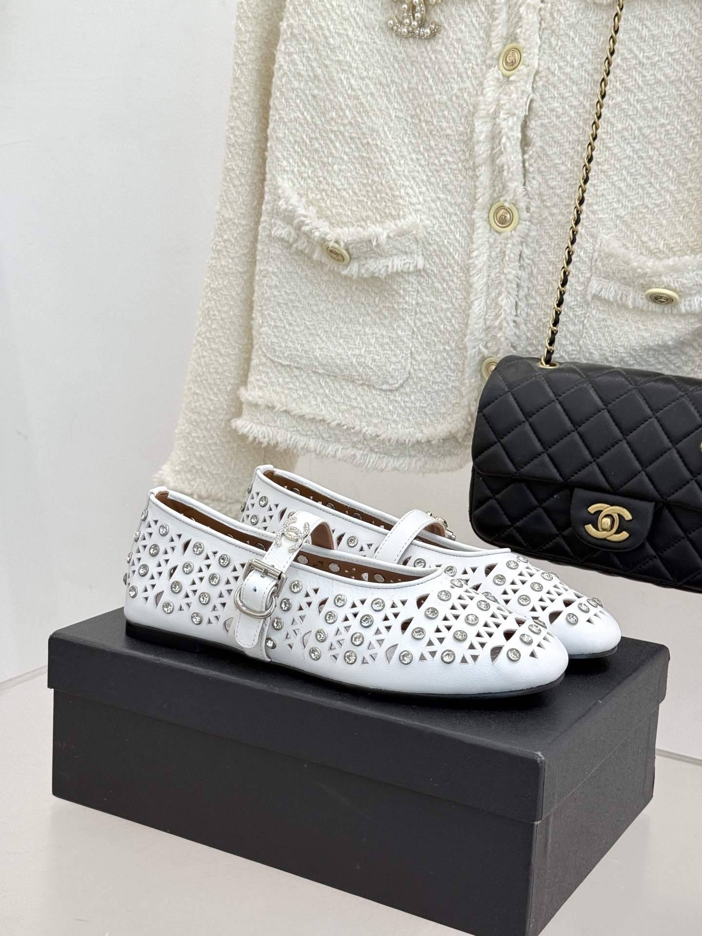 CHANE*｜小香经典水钻双C镂空玛平底丽珍鞋当小香的匠心邂逅玛丽珍鞋的经典轮廓便诞生了这双兼具优雅与个