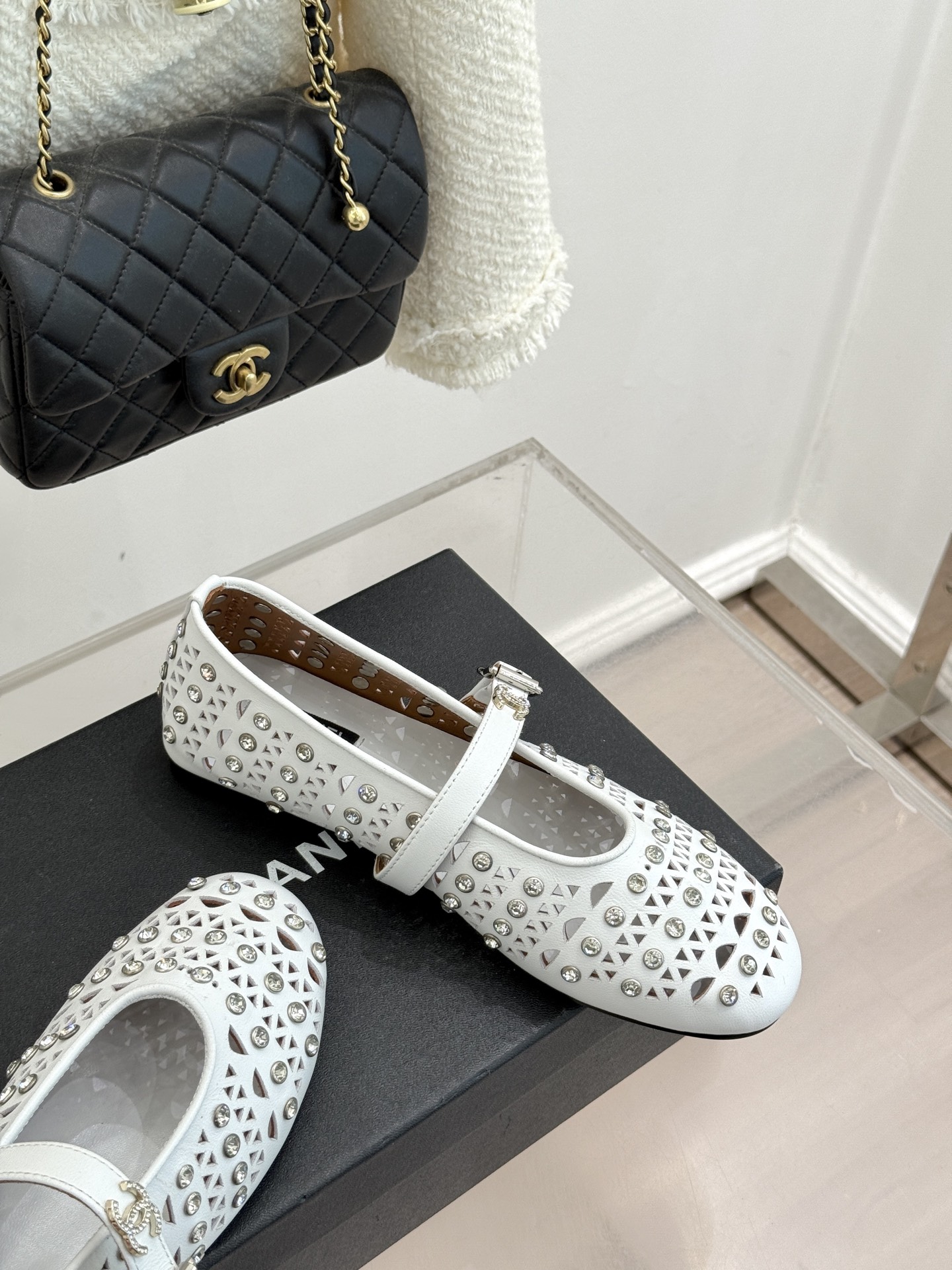 CHANE*｜小香经典水钻双C镂空玛平底丽珍鞋当小香的匠心邂逅玛丽珍鞋的经典轮廓便诞生了这双兼具优雅与个