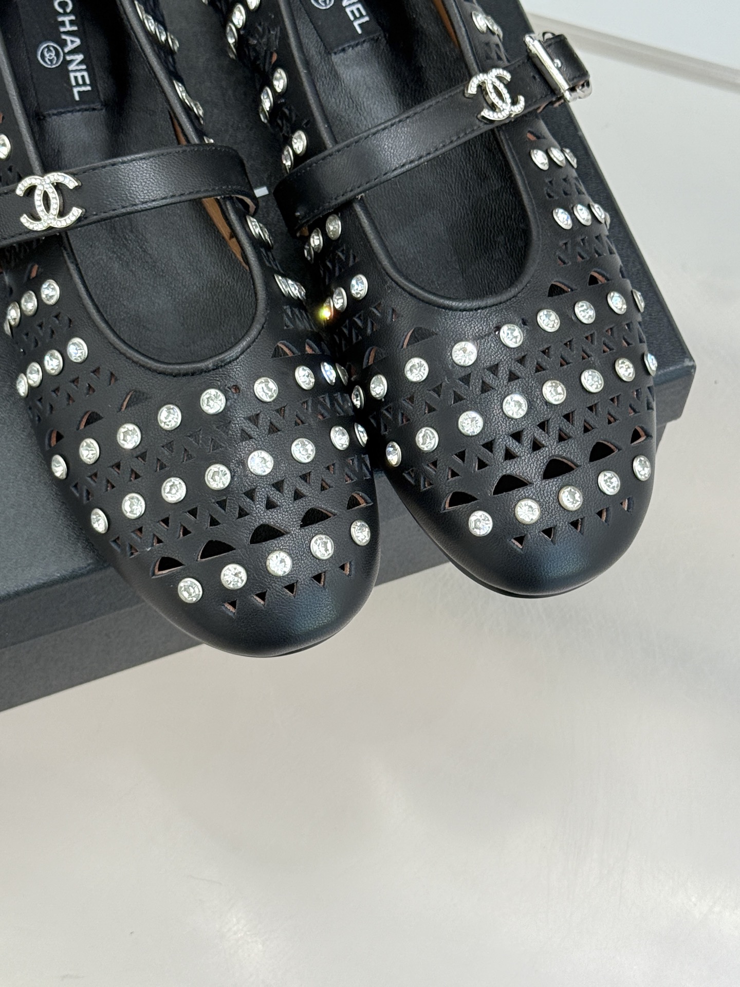 CHANE*｜小香经典水钻双C镂空玛平底丽珍鞋当小香的匠心邂逅玛丽珍鞋的经典轮廓便诞生了这双兼具优雅与个