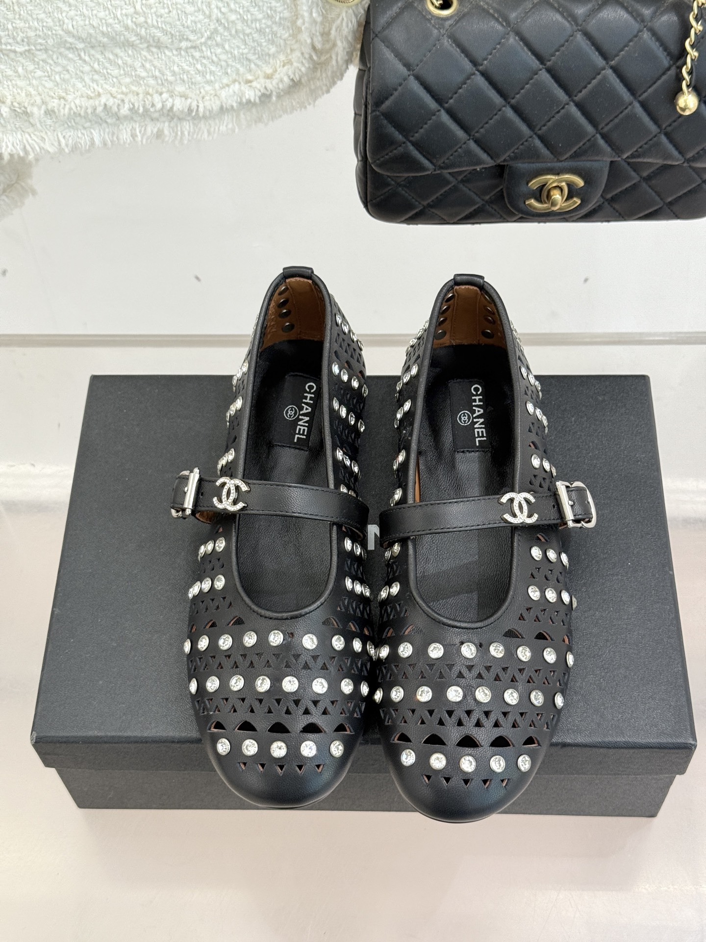 CHANE*｜小香经典水钻双C镂空玛平底丽珍鞋当小香的匠心邂逅玛丽珍鞋的经典轮廓便诞生了这双兼具优雅与个