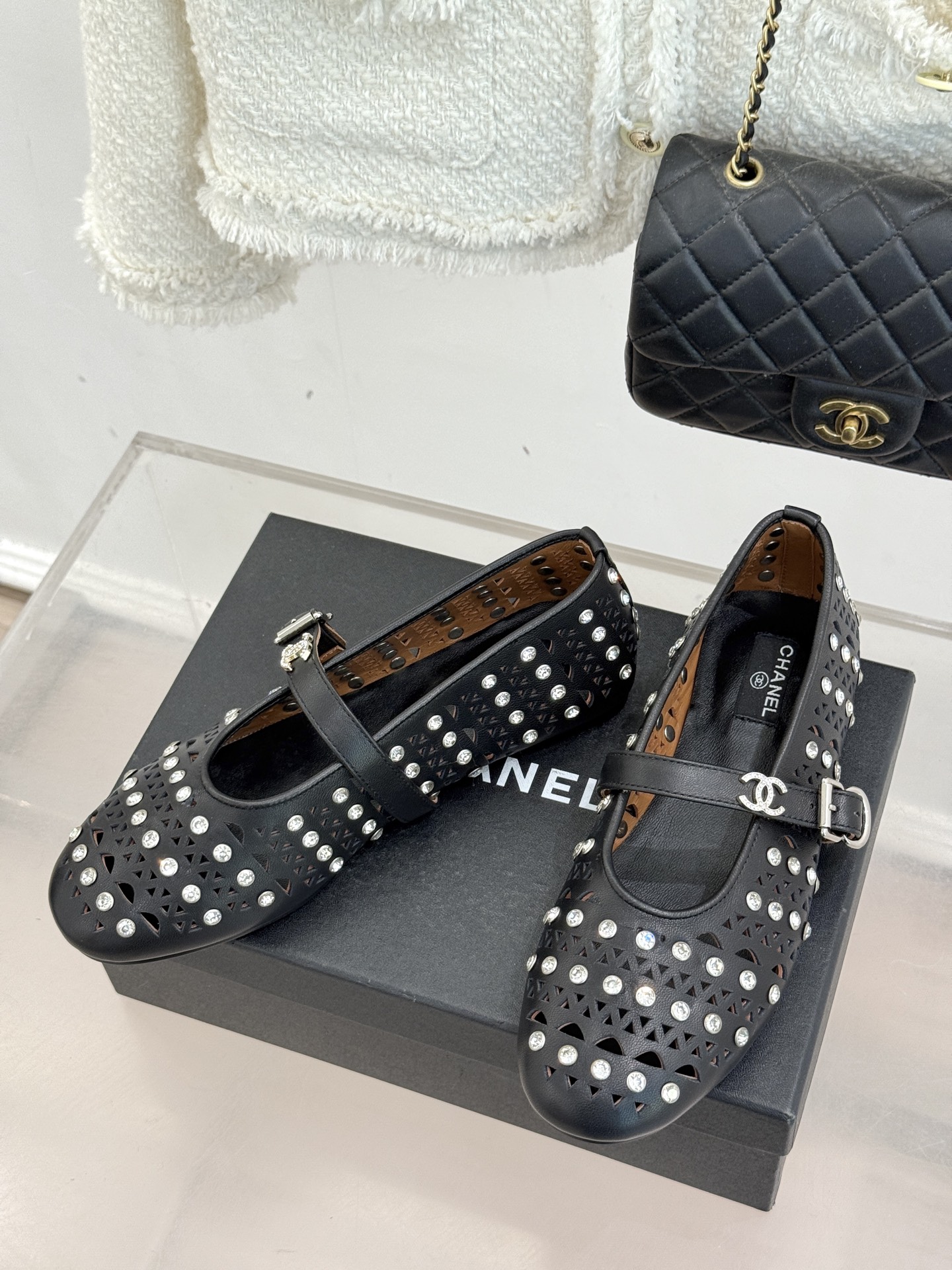 CHANE*｜小香经典水钻双C镂空玛平底丽珍鞋当小香的匠心邂逅玛丽珍鞋的经典轮廓便诞生了这双兼具优雅与个