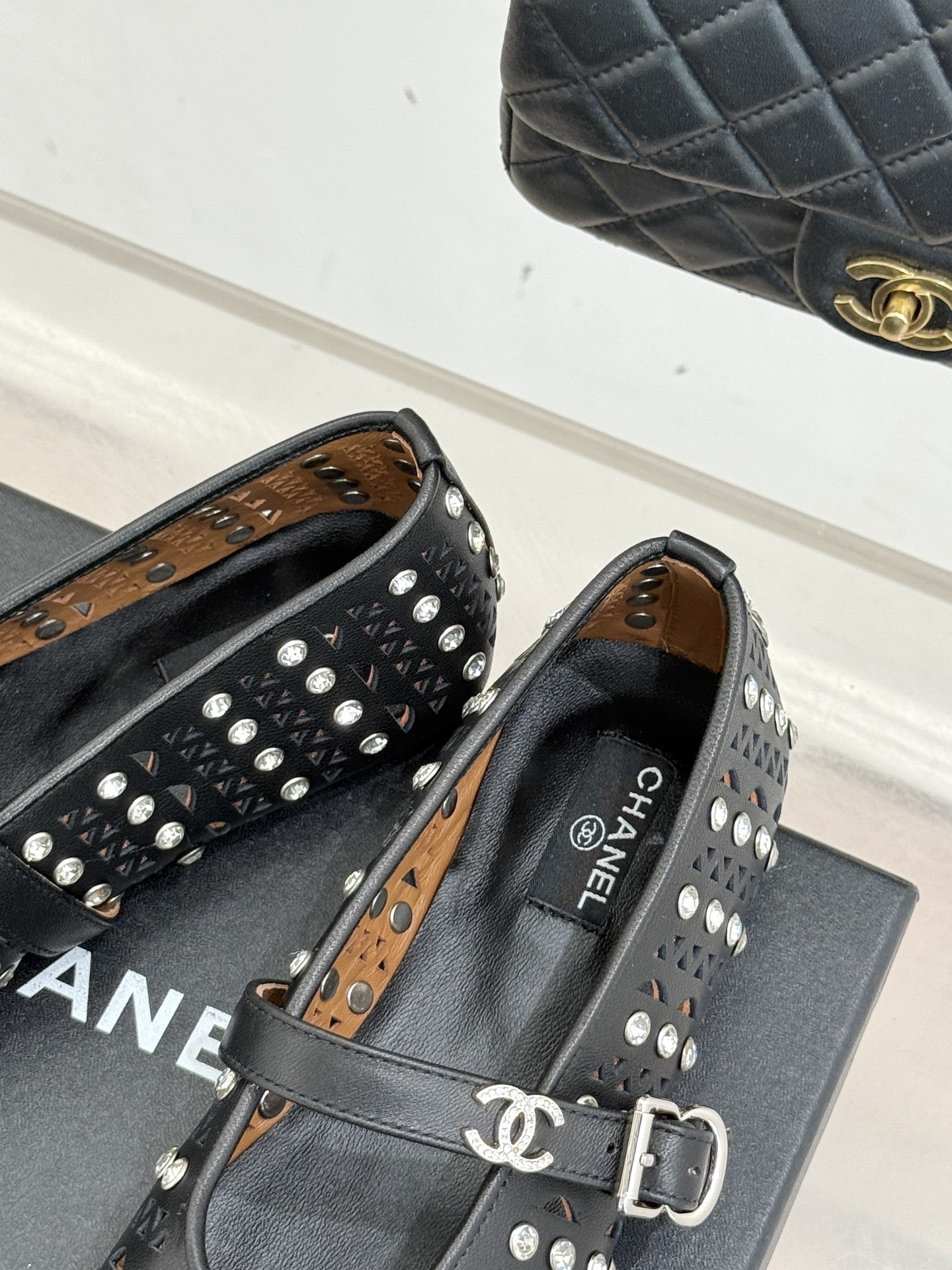 CHANE*｜小香经典水钻双C镂空玛平底丽珍鞋当小香的匠心邂逅玛丽珍鞋的经典轮廓便诞生了这双兼具优雅与个