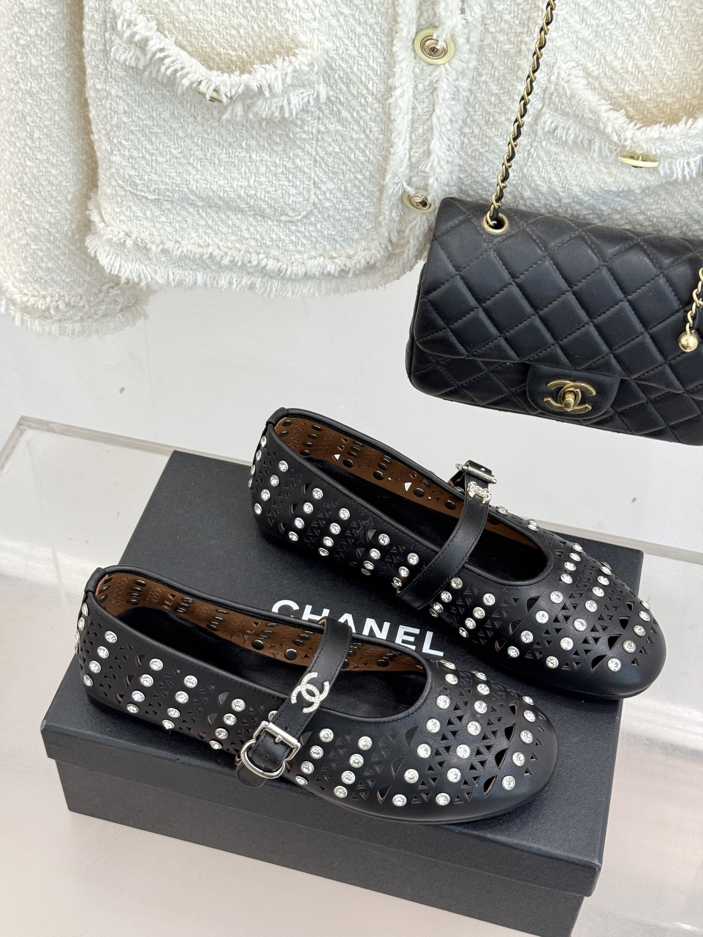 CHANE*｜小香经典水钻双C镂空玛平底丽珍鞋当小香的匠心邂逅玛丽珍鞋的经典轮廓便诞生了这双兼具优雅与个