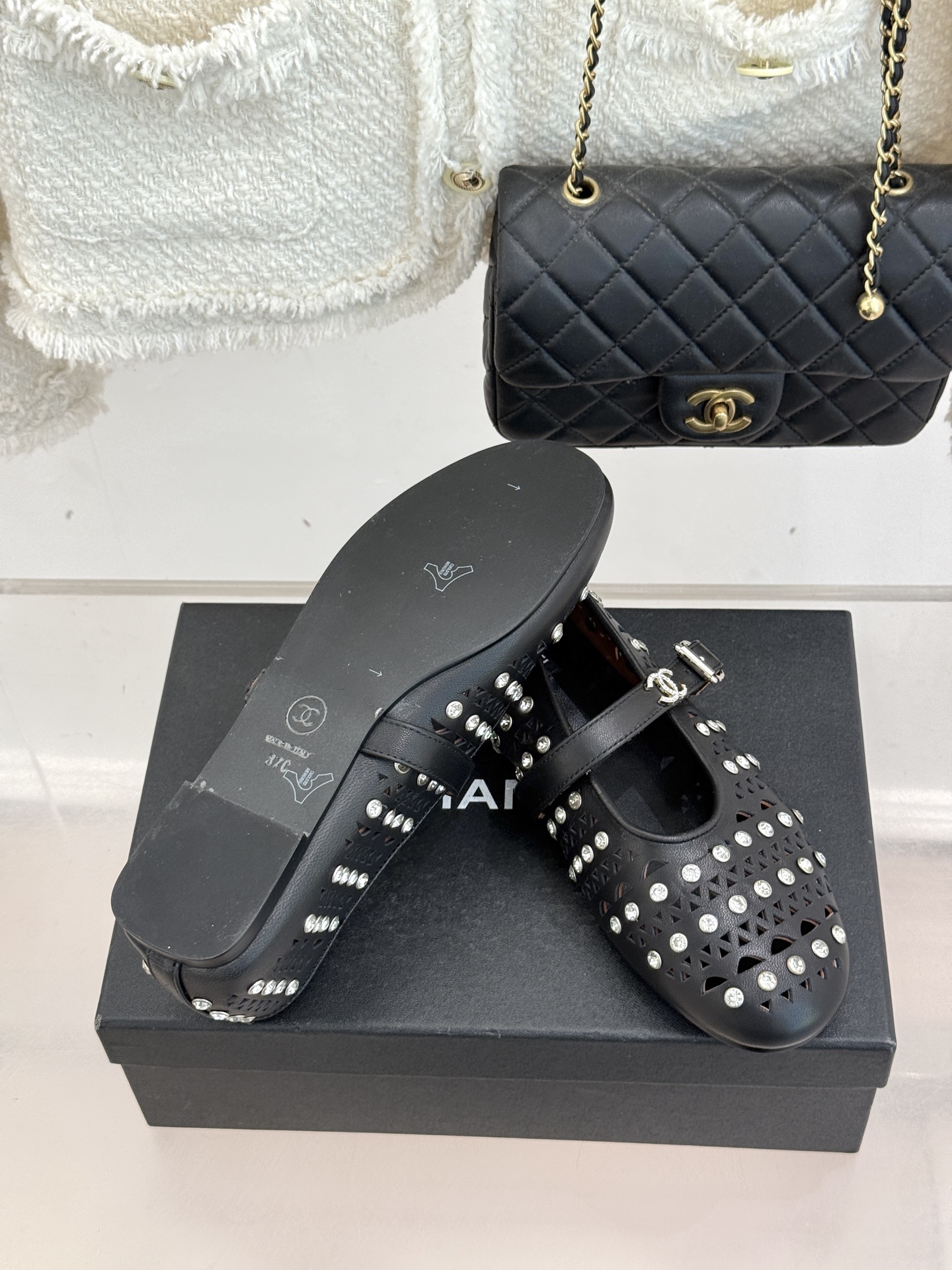 CHANE*｜小香经典水钻双C镂空玛平底丽珍鞋当小香的匠心邂逅玛丽珍鞋的经典轮廓便诞生了这双兼具优雅与个