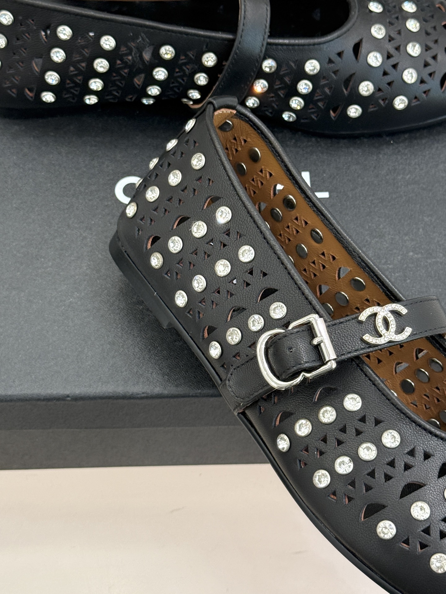 CHANE*｜小香经典水钻双C镂空玛平底丽珍鞋当小香的匠心邂逅玛丽珍鞋的经典轮廓便诞生了这双兼具优雅与个