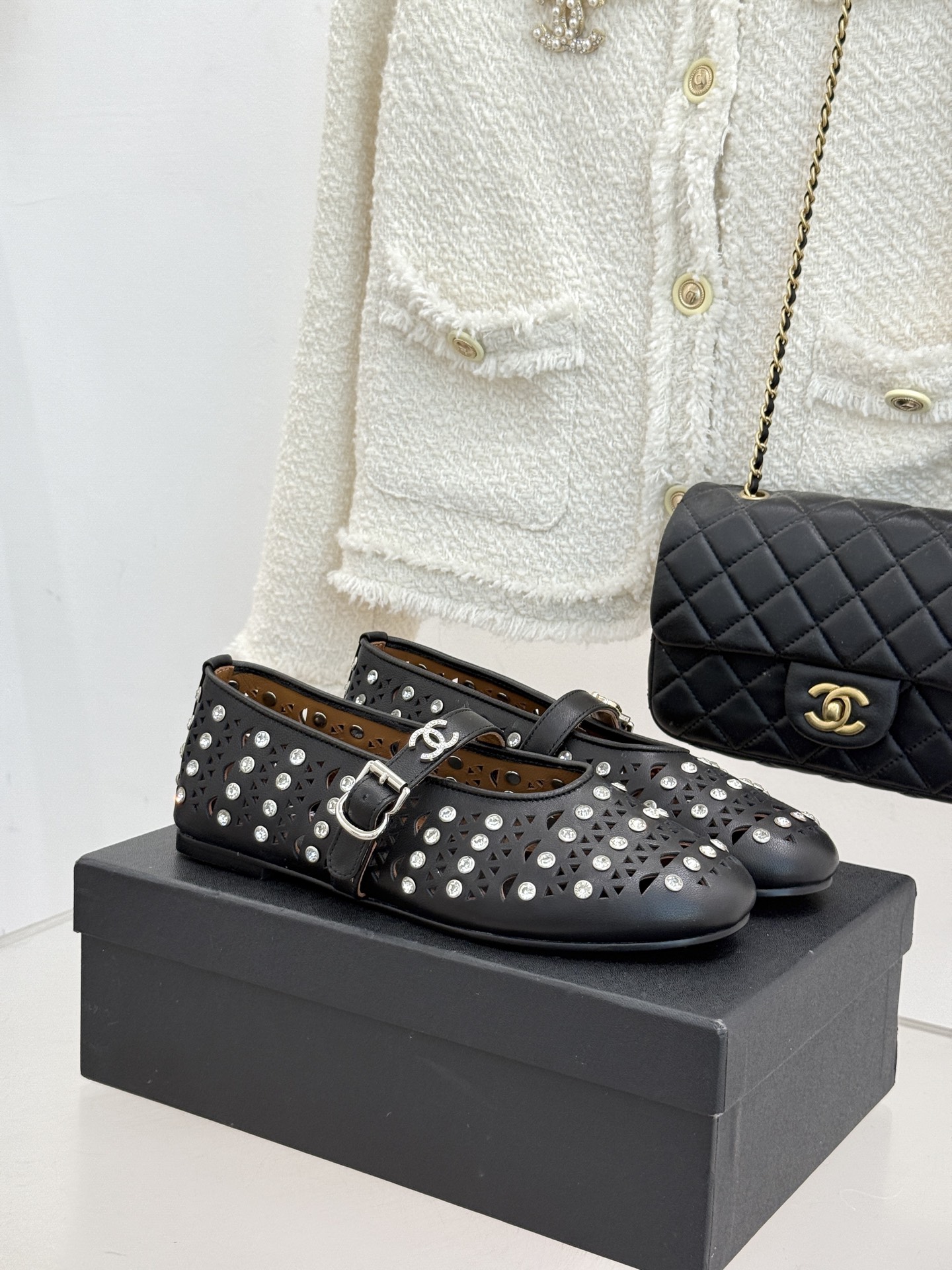 NO:694765,CHANE*｜Xiaoxiang's classic rhinestone double C hollow mara flat Lizhen shoes. When Xiaoxiang's ingenuity meets the classic silhouette of Mary Jane shoes, this pair of rhinestone hollow items is born that combines elegance and personality. The exquisite hollow upper outlines the lines of the feet, and every cut reveals French romance. The rhinestones that are studded with them reflect the dazzling light as you walk. There is no need for unnecessary decoration, and it has its own focus.  The flat-bottom design balances beauty and comfort. Whether it is paired with a gauze skirt to create a sweet and cool girly style or a suit with an elegant contrast, it allows you to easily control multiple styles and step into a luxurious pace unique to Xiaoxiang. The fabric is made of original customized leather, the inner pads are all sheepskin, and the original molded custom-made non-slip outsole size35-39 (customized at 40/41/42), single shoes, chanel, mary jane, skirts, business suit, sheepskin19860909CHANE*｜小香经典水钻双C镂空玛 平底丽珍鞋 当小香的匠心邂逅玛丽珍鞋的经典轮廓 便诞生了这双兼具优雅与个性的水钻镂空单品. 精致镂空鞋面勾勒足部线条 每一处剪裁都透着法式浪漫 满缀的水钻随步履折射璀璨光芒 无需多余装饰 便自带焦点气场. 平底设计平衡美感与舒适 无论是搭配纱裙演绎甜酷少女风 还是与西装碰撞优雅反差感 都能让你轻松驾驭多元风格 踏出独属于小香的奢华步调. 面料采用原版定制皮料 内里垫脚均为羊皮 原版开模定制防滑大底 size35-39（40/41/42定制）,单鞋,chanel,mary jane,skirts,business suit,sheepskin,Women's Shoes