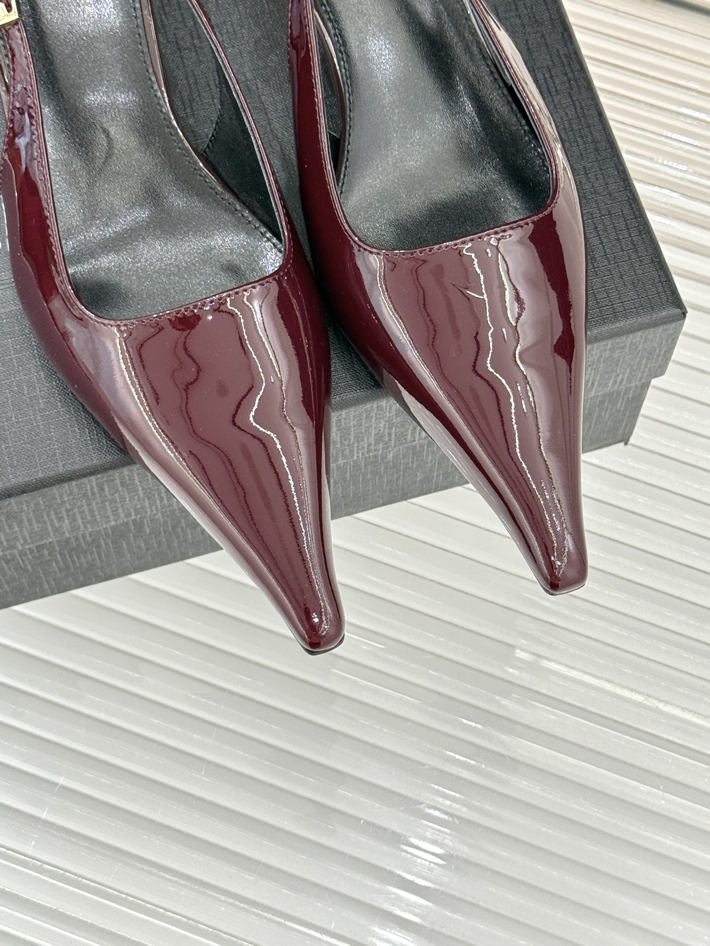 Saint Lauren*YSL圣罗兰26WF新品性感尖头高跟凉鞋简直是为想在夏日slay全场的姐妹而生