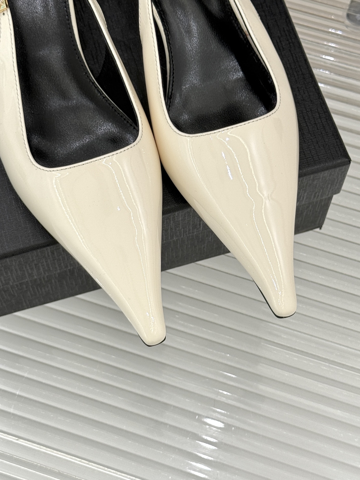 Saint Lauren*YSL圣罗兰26WF新品性感尖头高跟凉鞋简直是为想在夏日slay全场的姐妹而生