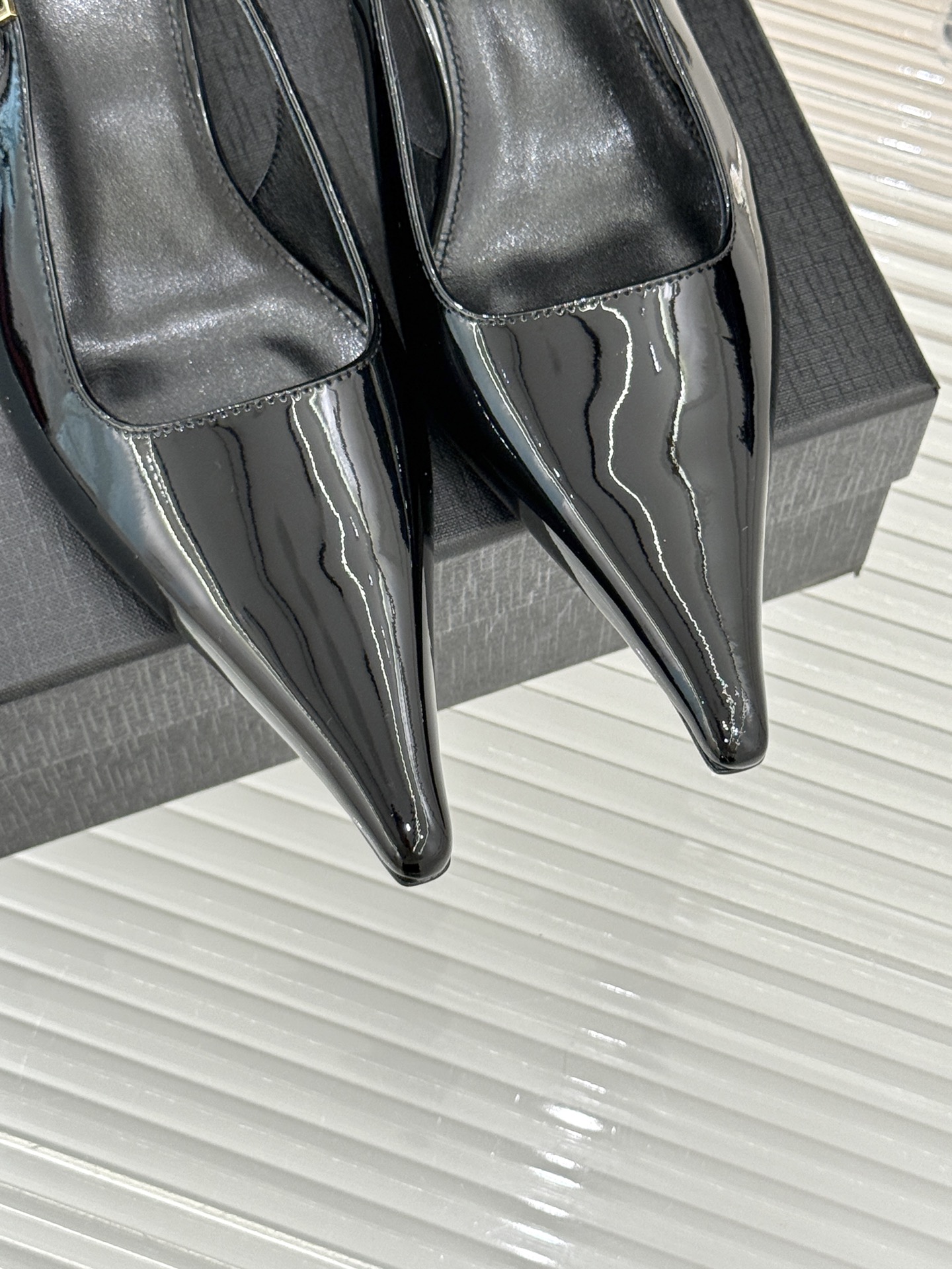 Saint Lauren*YSL圣罗兰26WF新品性感尖头高跟凉鞋简直是为想在夏日slay全场的姐妹而生