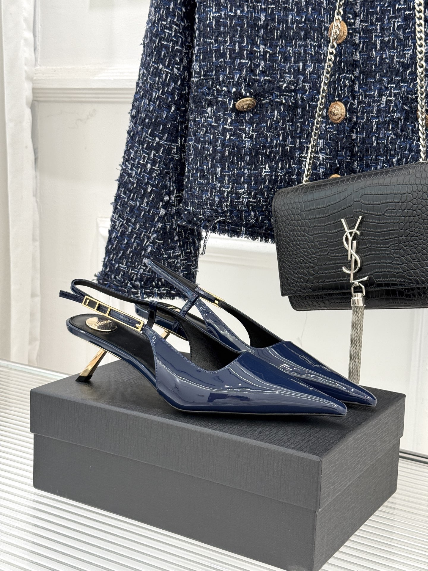 NO:695154,Saint Lauren*YSL Saint Laurent 26WF new sexy pointed toe high-heeled sandals are simply born for sisters who want to slay in the summer!  The high-heeled design elongates the leg lines, and you can have supermodel legs with just one click. The curvature of the high-heeled shoes has also been carefully designed, allowing you to 'stand gracefully' even if you wear it for a long time. Whether you are shopping for shopping, attending a party, or taking fashion photos on the street, it can easily accompany you in various occasions and become your 'ace in dressing.' Get the sense of luxury and relaxation. This summer, let your feet 'go out fashionably'~ The fabric is made of original custom leather, and the inner pads are all sheepskin.  Italian imported cowhide outsole size 35-39 (34/40/41 customized), high heels sandals, saint laurent, saint laurent, saint laurent, sandals, high heels, cowhide, sheepskin19860909Saint Lauren*YSL圣罗兰26WF新品 性感尖头高跟凉鞋 简直是为想在夏日slay全场的姐妹而生！ 高跟设计拉长腿部线条 一键拥有超模腿 高跟的弧度也经过精心设计 久穿也能“优雅站立” 不管是逛街探店、出席聚会 还是赶时髦出街拍照 它都能陪你轻松拿捏各种场合 成为你的「穿搭王牌」 把高级感和松弛感狠狠拿捏 这个夏天 让双脚也“时髦出街”吧～ 面料采用原版定制皮料 内里垫脚均为羊皮 意大利进口牛皮大底 size35-39（34/40/41定制）,高跟鞋凉鞋,saint laurent,saint laurent,saint laurent,sandals,high heels,cowhide,sheepskin,Women's Shoes