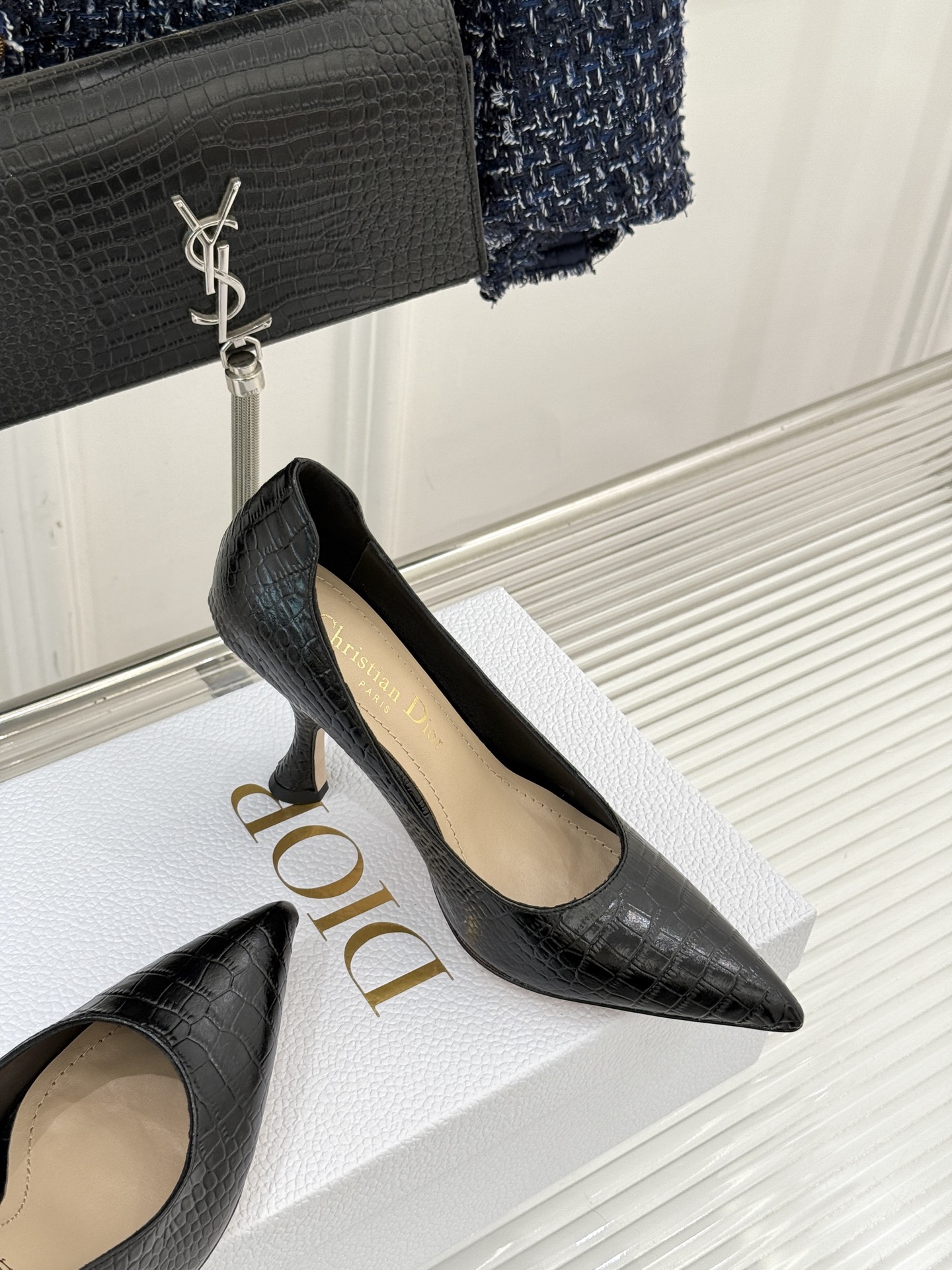 Dior/迪奥25WF新品极简尖头高跟鞋这款鞋以利落廓形重塑女性力量美学鞋跟高度拿捏得宜 既衬出修长腿线