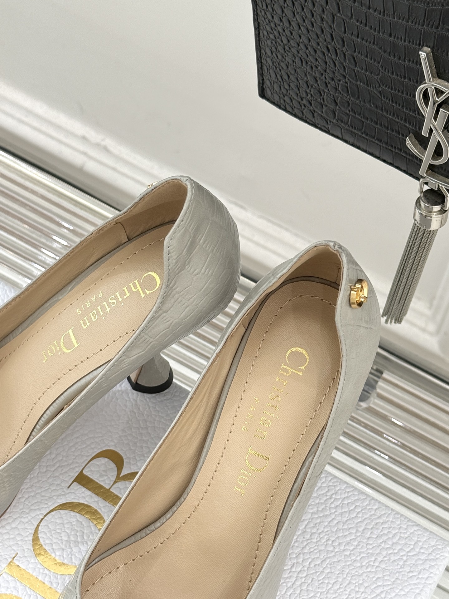 Dior/迪奥25WF新品极简尖头高跟鞋这款鞋以利落廓形重塑女性力量美学鞋跟高度拿捏得宜 既衬出修长腿线