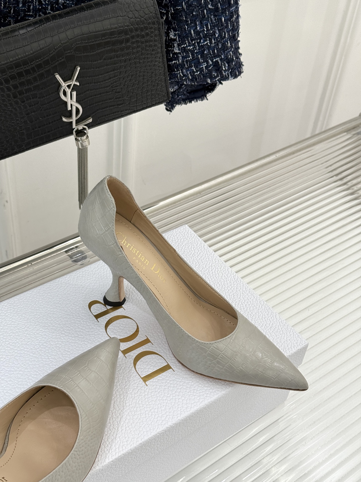 Dior/迪奥25WF新品极简尖头高跟鞋这款鞋以利落廓形重塑女性力量美学鞋跟高度拿捏得宜 既衬出修长腿线