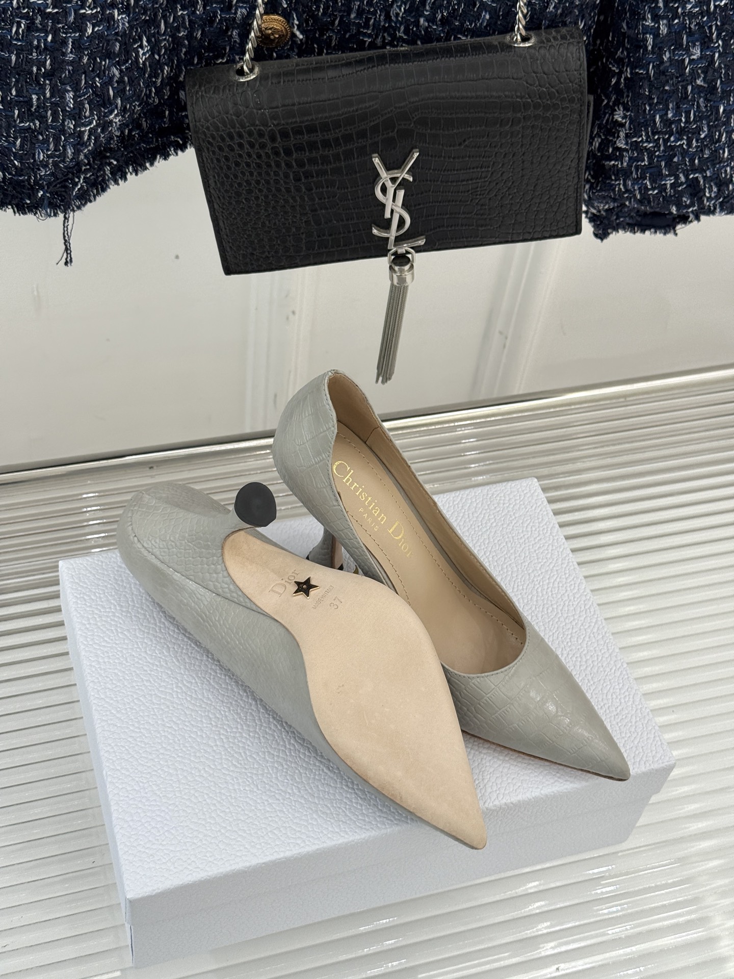 Dior/迪奥25WF新品极简尖头高跟鞋这款鞋以利落廓形重塑女性力量美学鞋跟高度拿捏得宜 既衬出修长腿线