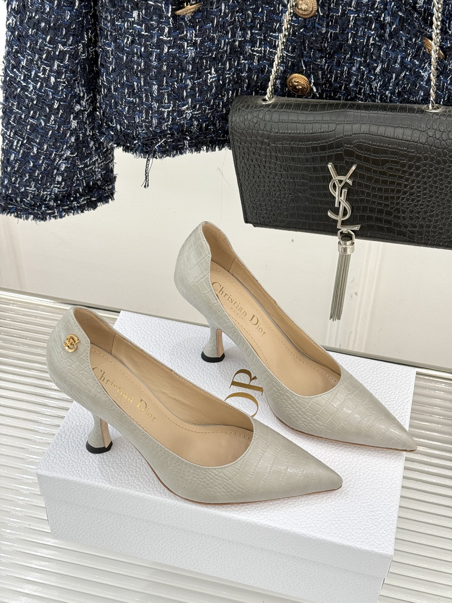 Dior/迪奥25WF新品极简尖头高跟鞋这款鞋以利落廓形重塑女性力量美学鞋跟高度拿捏得宜 既衬出修长腿线