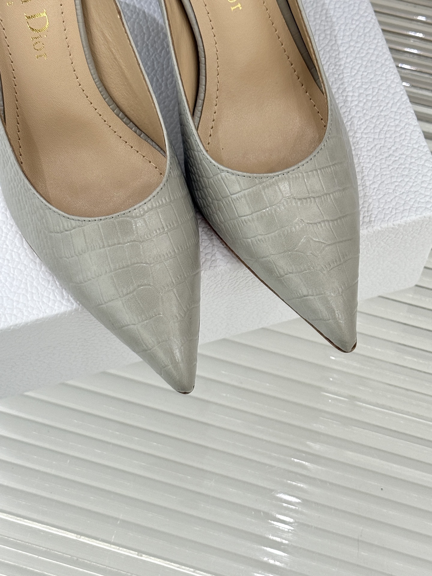 Dior/迪奥25WF新品极简尖头高跟鞋这款鞋以利落廓形重塑女性力量美学鞋跟高度拿捏得宜 既衬出修长腿线