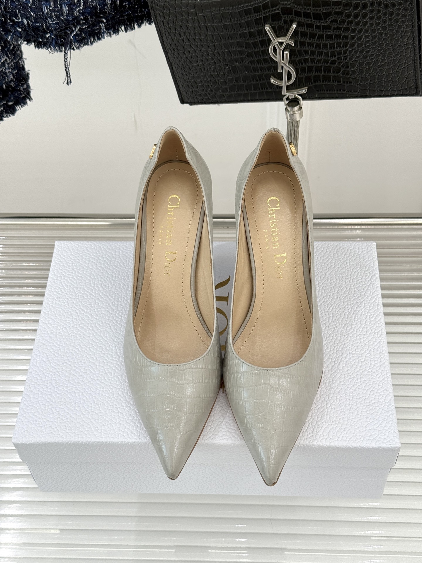 Dior/迪奥25WF新品极简尖头高跟鞋这款鞋以利落廓形重塑女性力量美学鞋跟高度拿捏得宜 既衬出修长腿线