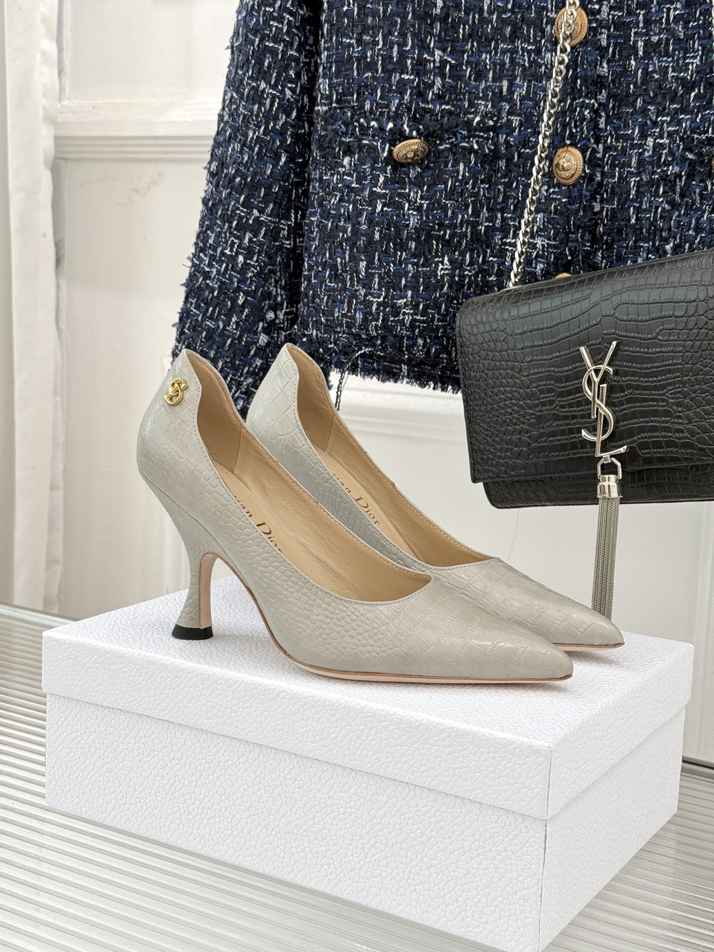 Dior/迪奥25WF新品极简尖头高跟鞋这款鞋以利落廓形重塑女性力量美学鞋跟高度拿捏得宜 既衬出修长腿线