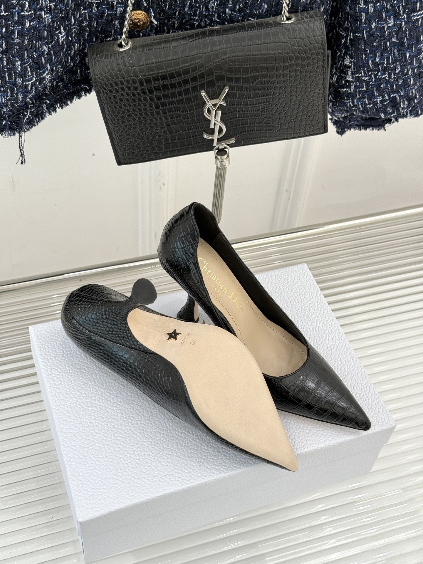 Dior/迪奥25WF新品极简尖头高跟鞋这款鞋以利落廓形重塑女性力量美学鞋跟高度拿捏得宜 既衬出修长腿线