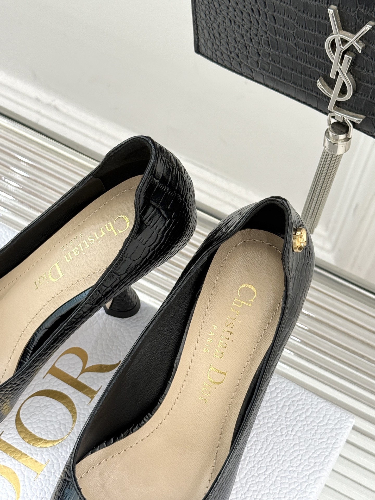 Dior/迪奥25WF新品极简尖头高跟鞋这款鞋以利落廓形重塑女性力量美学鞋跟高度拿捏得宜 既衬出修长腿线