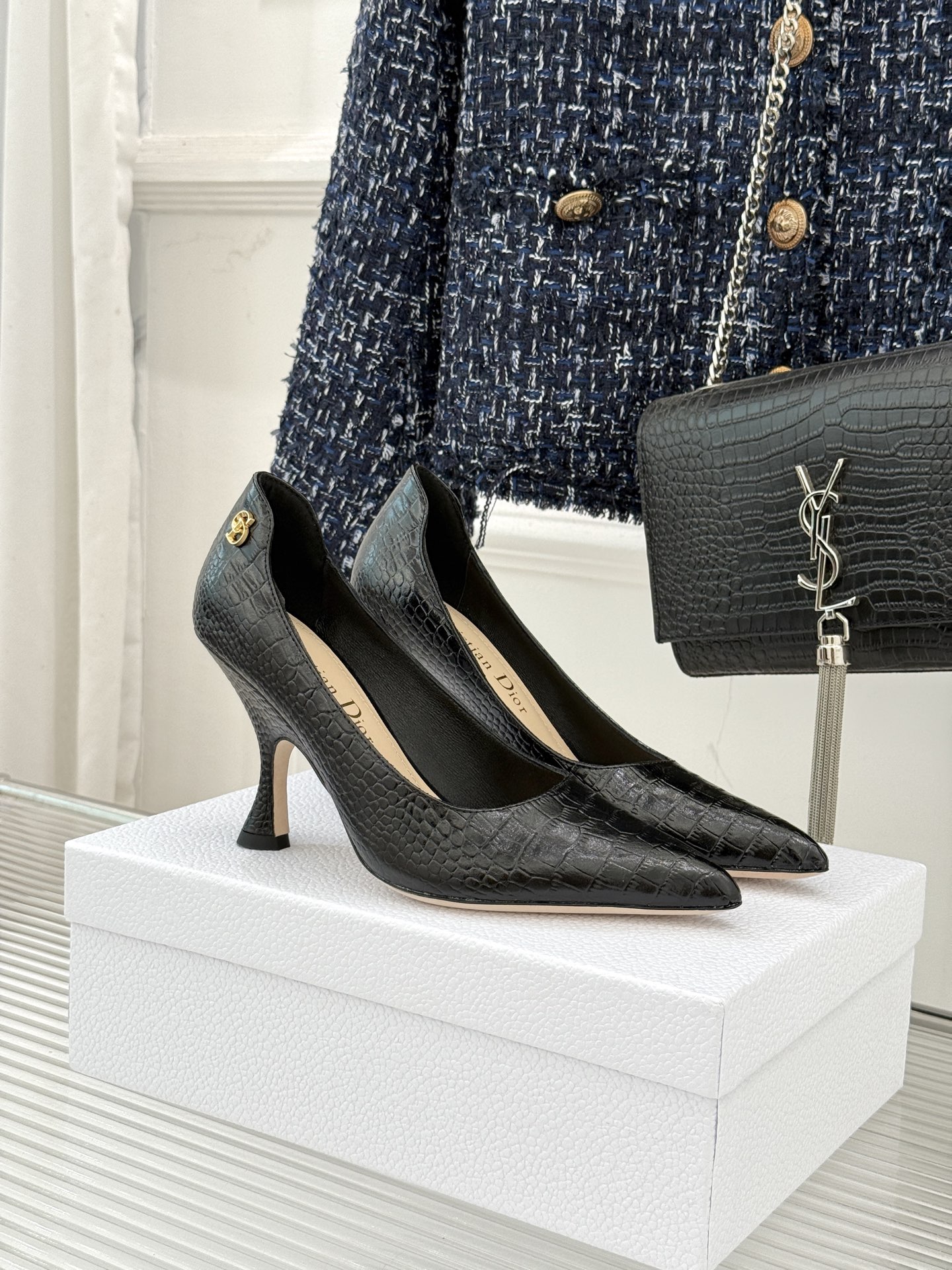 Dior/迪奥25WF新品极简尖头高跟鞋这款鞋以利落廓形重塑女性力量美学鞋跟高度拿捏得宜 既衬出修长腿线