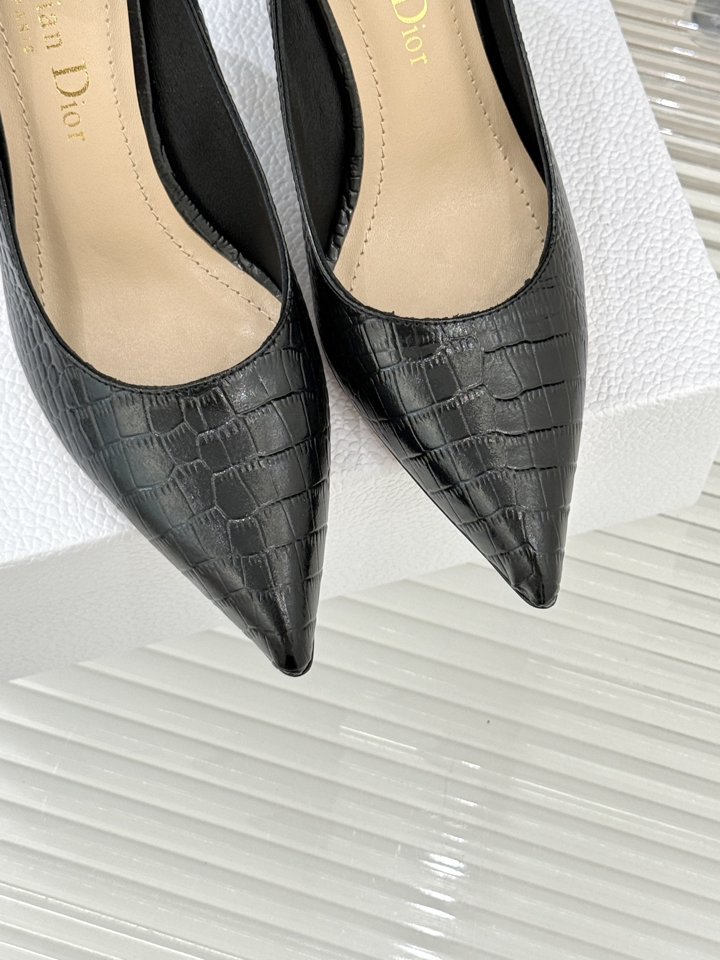 Dior/迪奥25WF新品极简尖头高跟鞋这款鞋以利落廓形重塑女性力量美学鞋跟高度拿捏得宜 既衬出修长腿线