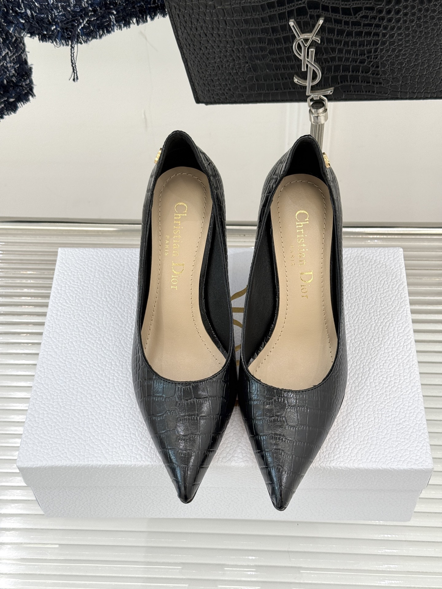 Dior/迪奥25WF新品极简尖头高跟鞋这款鞋以利落廓形重塑女性力量美学鞋跟高度拿捏得宜 既衬出修长腿线