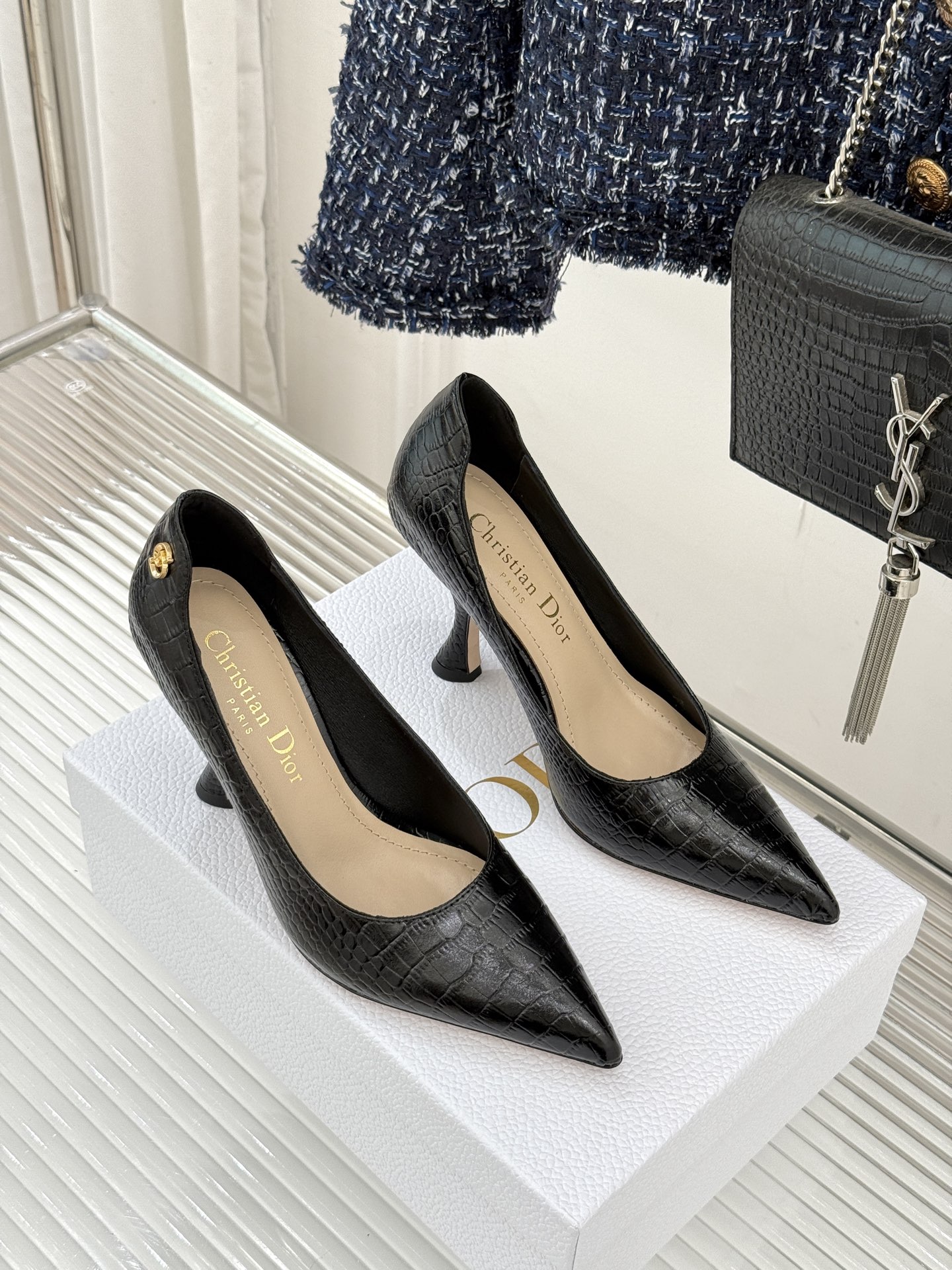 Dior/迪奥25WF新品极简尖头高跟鞋这款鞋以利落廓形重塑女性力量美学鞋跟高度拿捏得宜 既衬出修长腿线