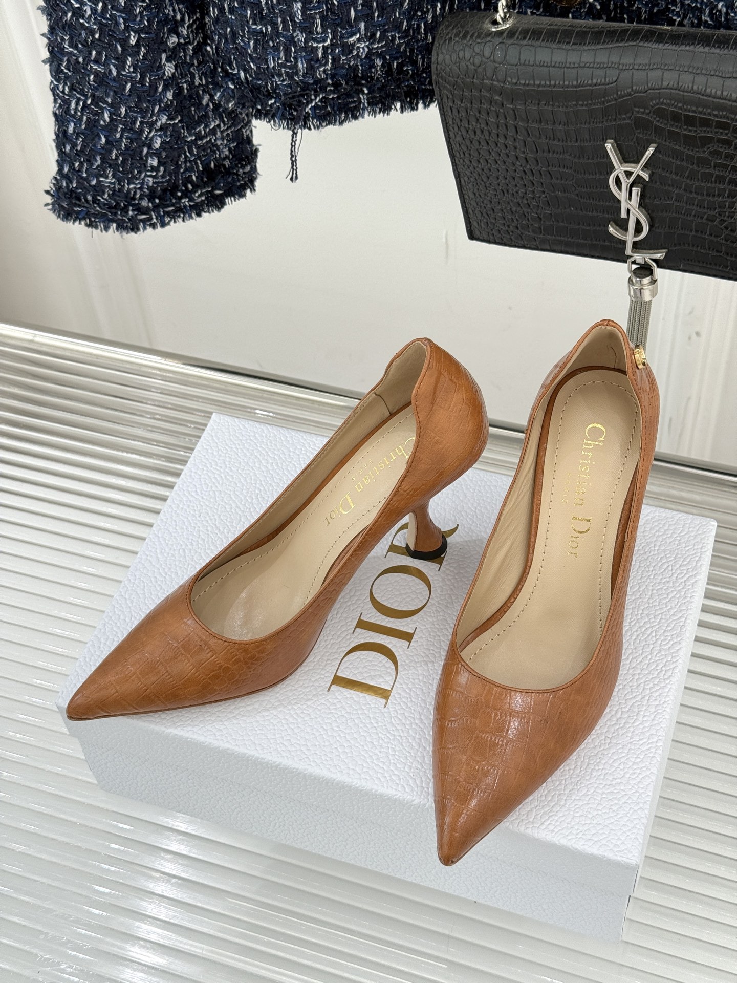 Dior/迪奥25WF新品极简尖头高跟鞋这款鞋以利落廓形重塑女性力量美学鞋跟高度拿捏得宜 既衬出修长腿线