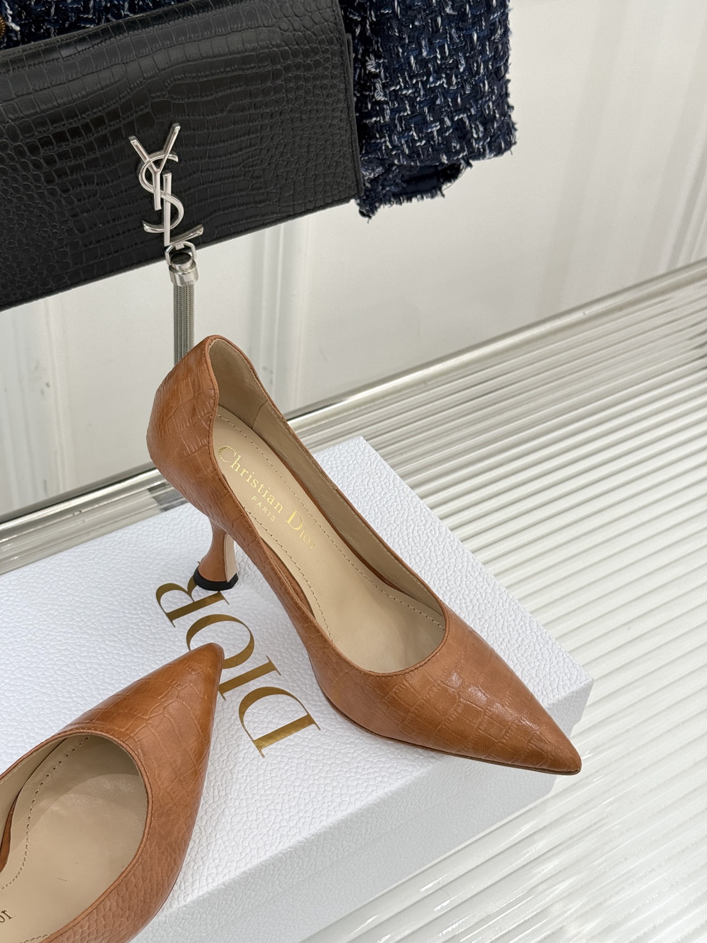 Dior/迪奥25WF新品极简尖头高跟鞋这款鞋以利落廓形重塑女性力量美学鞋跟高度拿捏得宜 既衬出修长腿线