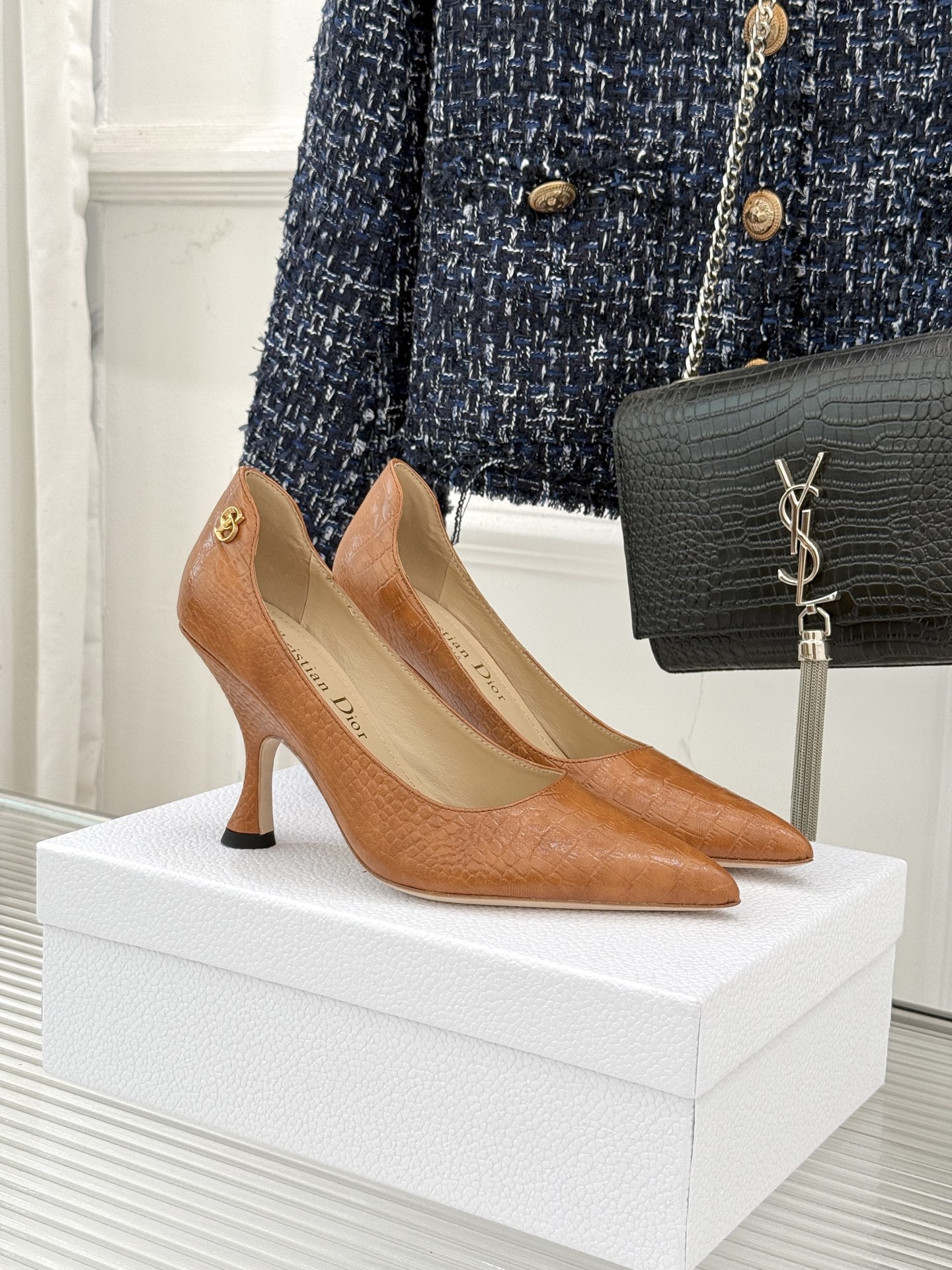 Dior/迪奥25WF新品极简尖头高跟鞋这款鞋以利落廓形重塑女性力量美学鞋跟高度拿捏得宜 既衬出修长腿线